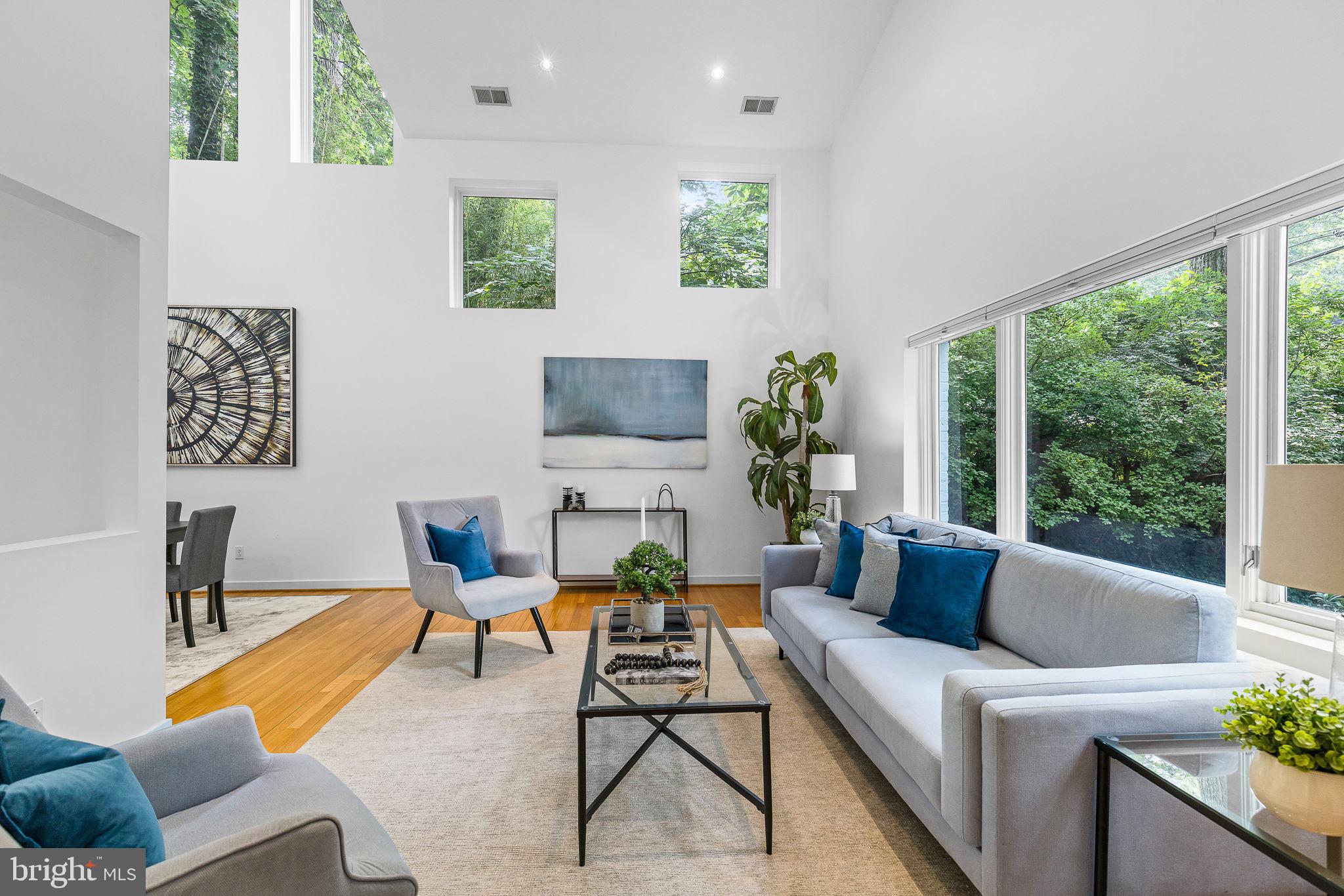 LAKE BARCROFT - Residential