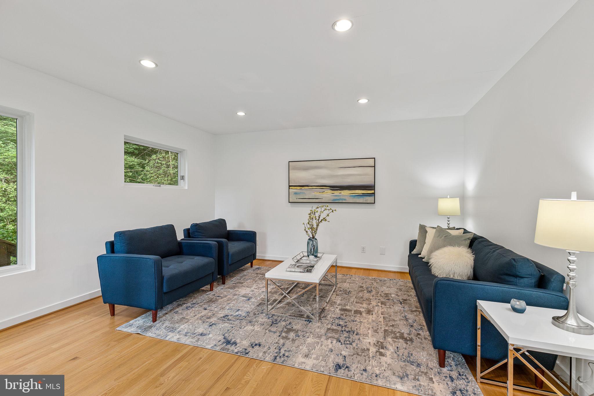 LAKE BARCROFT - Residential