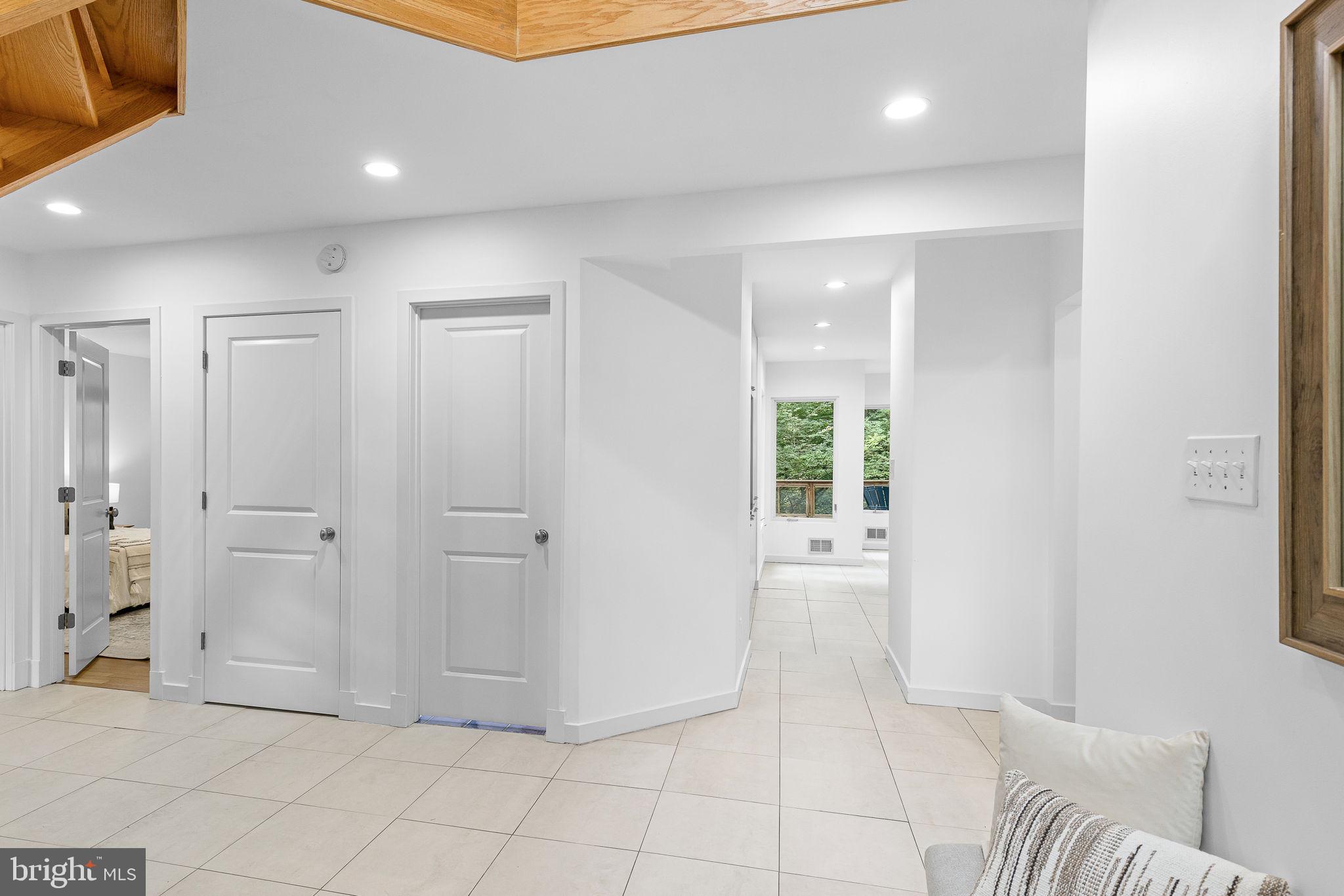 LAKE BARCROFT - Residential