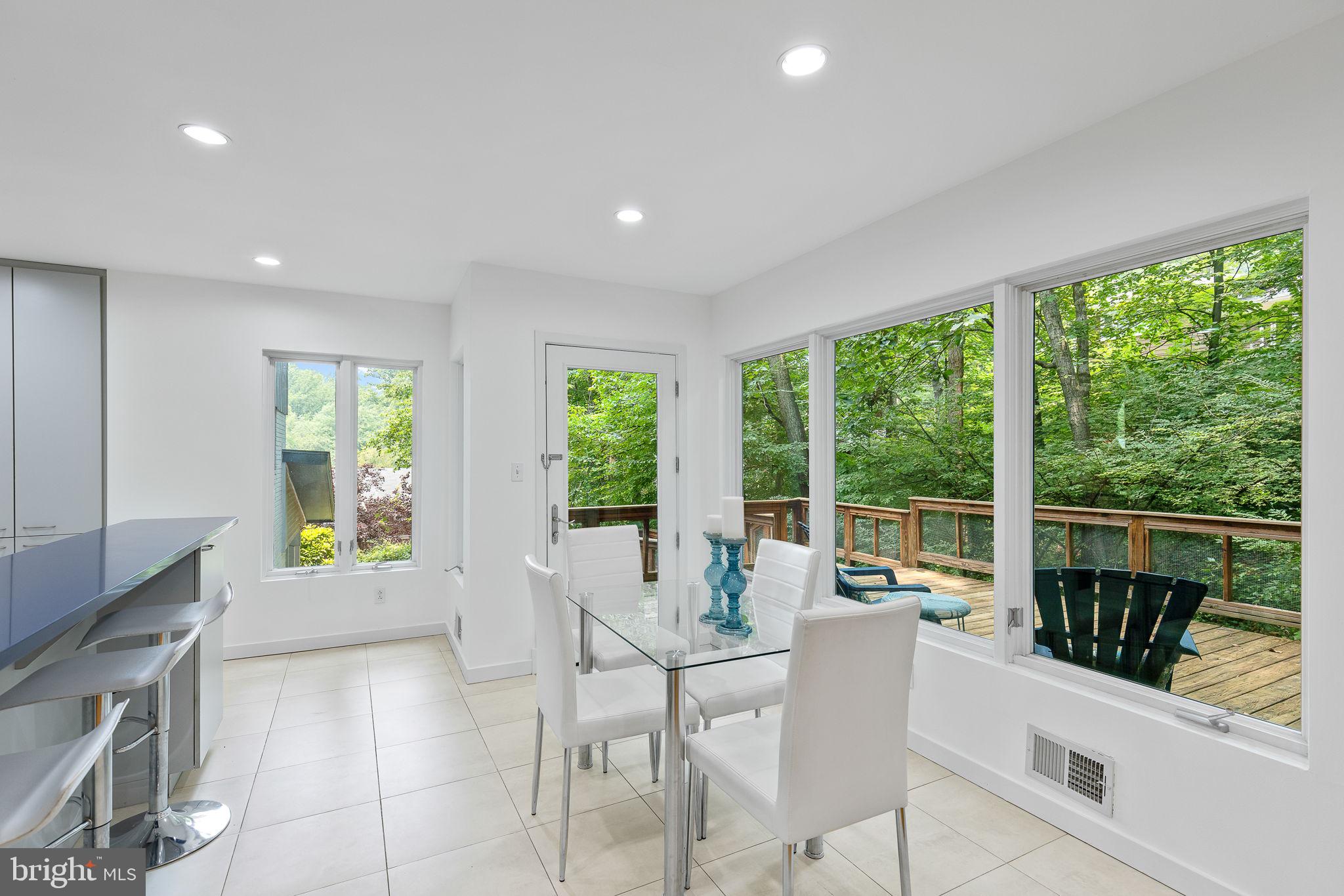 LAKE BARCROFT - Residential