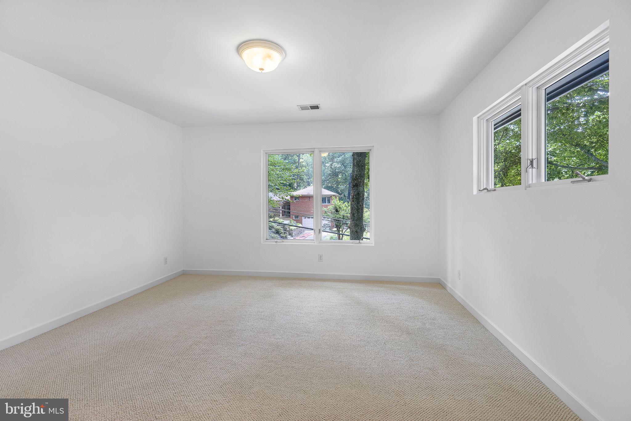 LAKE BARCROFT - Residential