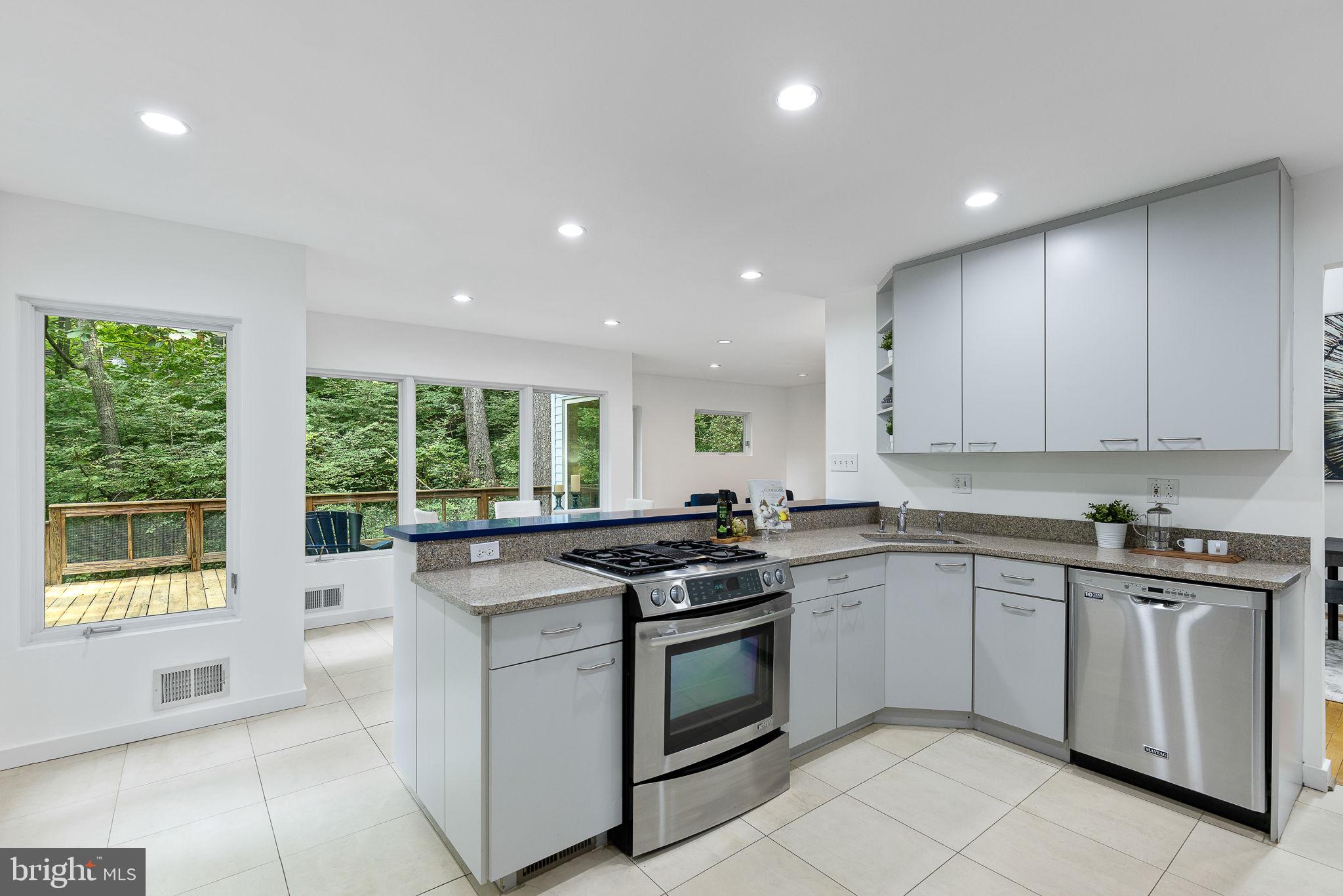 LAKE BARCROFT - Residential