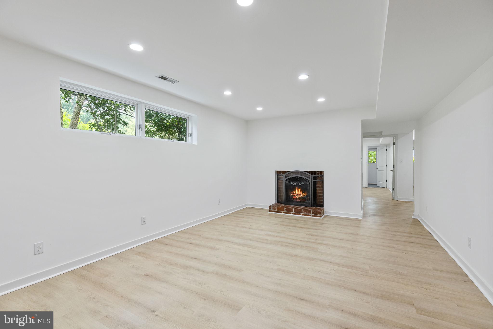 LAKE BARCROFT - Residential