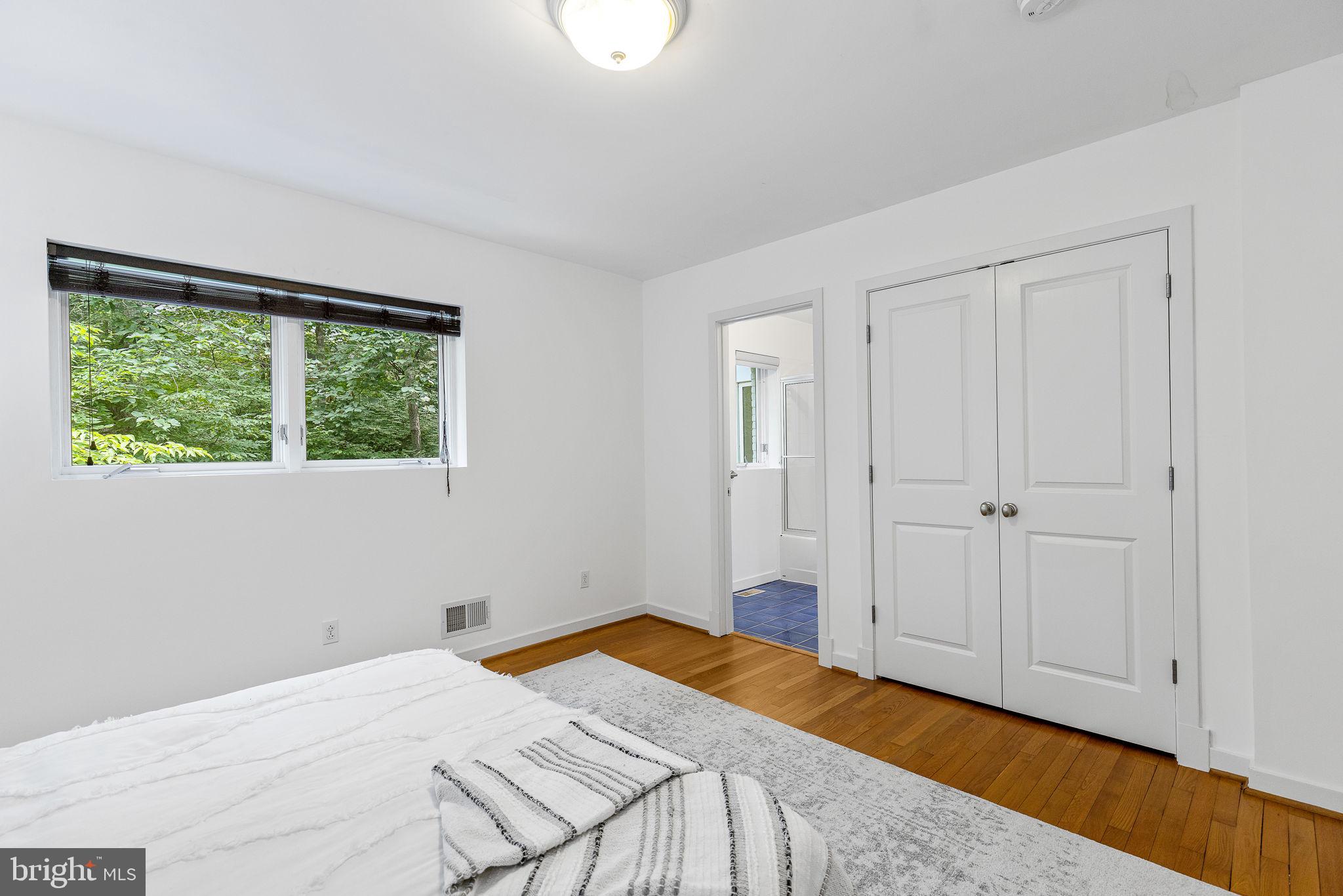 LAKE BARCROFT - Residential