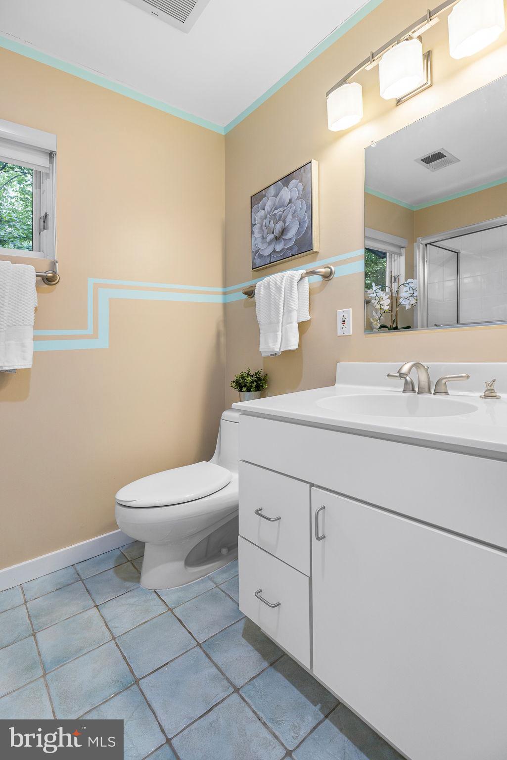 LAKE BARCROFT - Residential