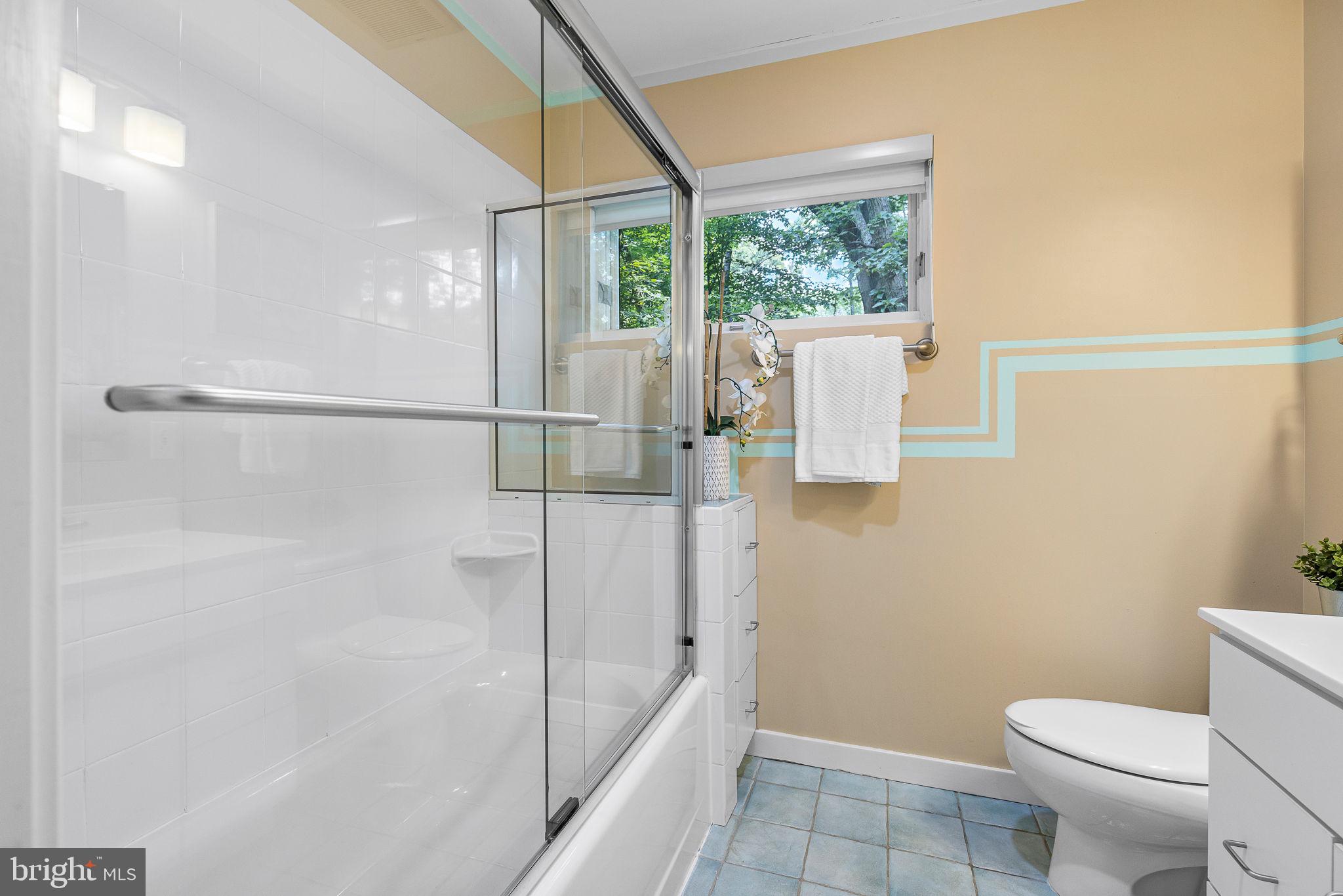 LAKE BARCROFT - Residential