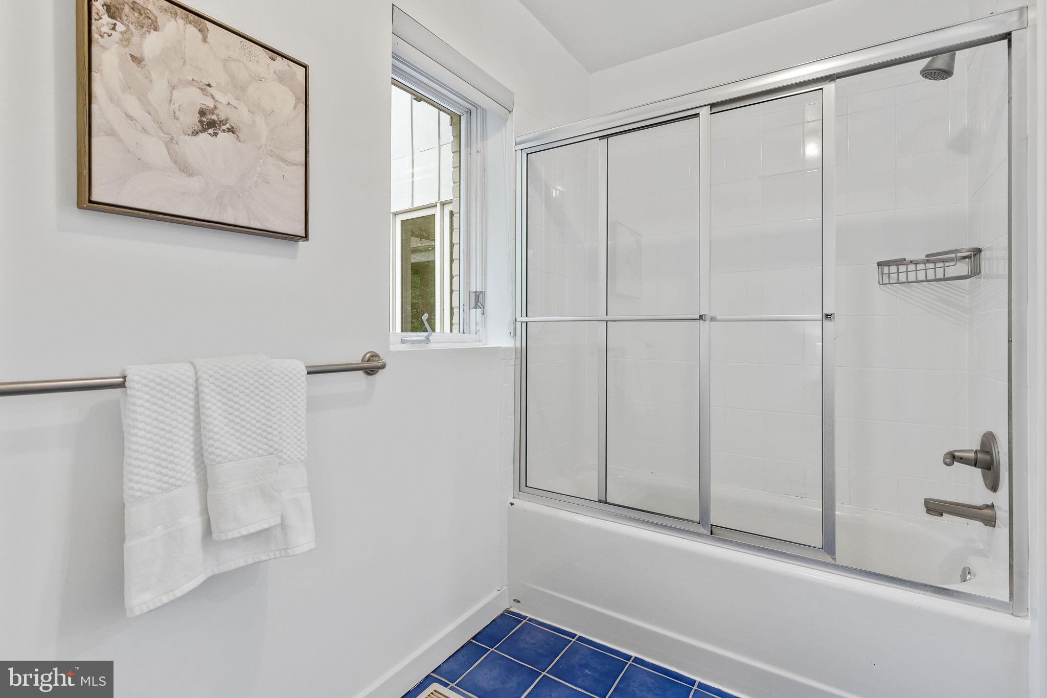 LAKE BARCROFT - Residential