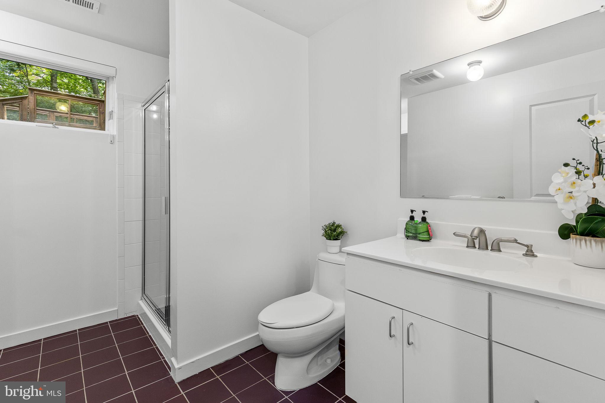 LAKE BARCROFT - Residential