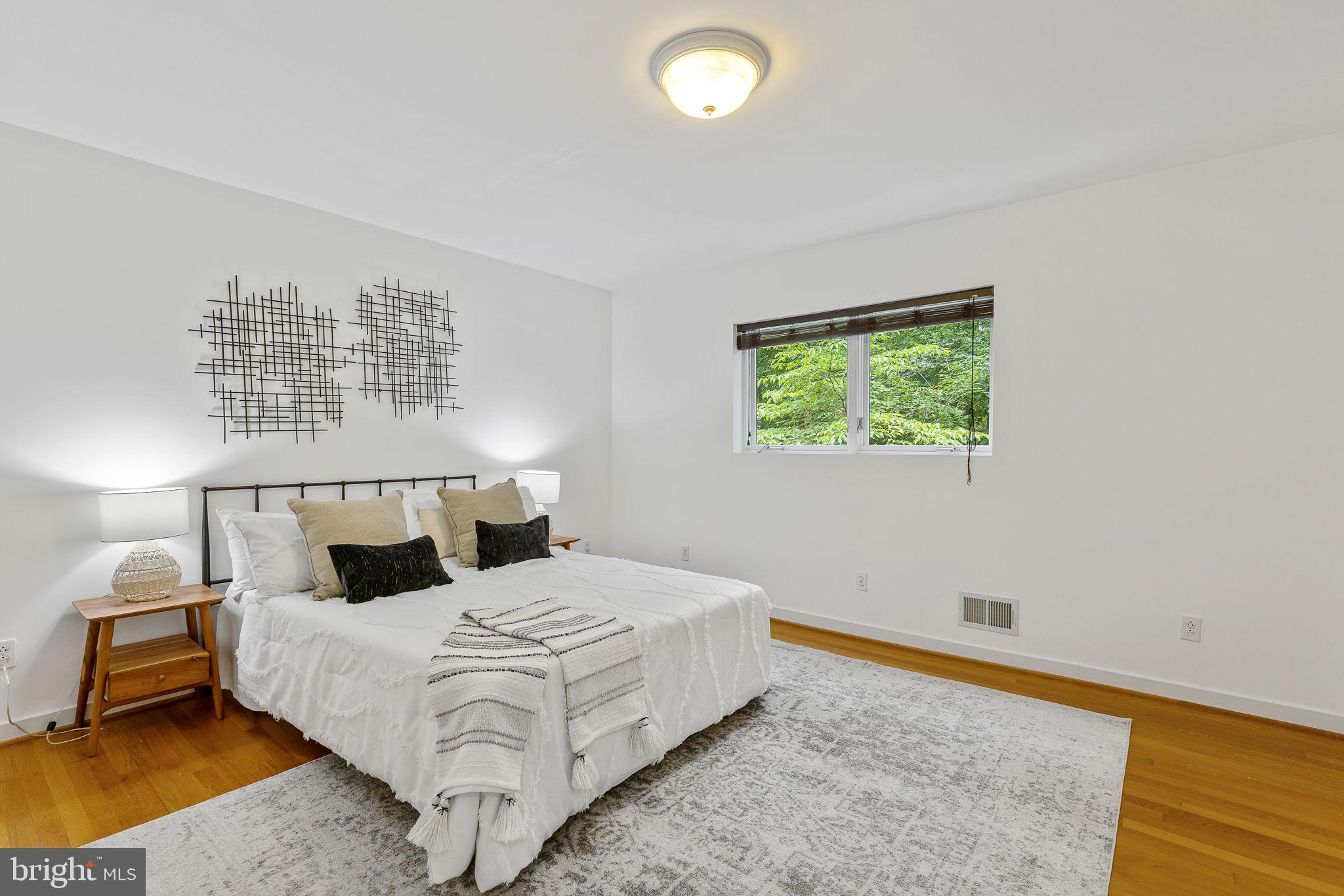 LAKE BARCROFT - Residential