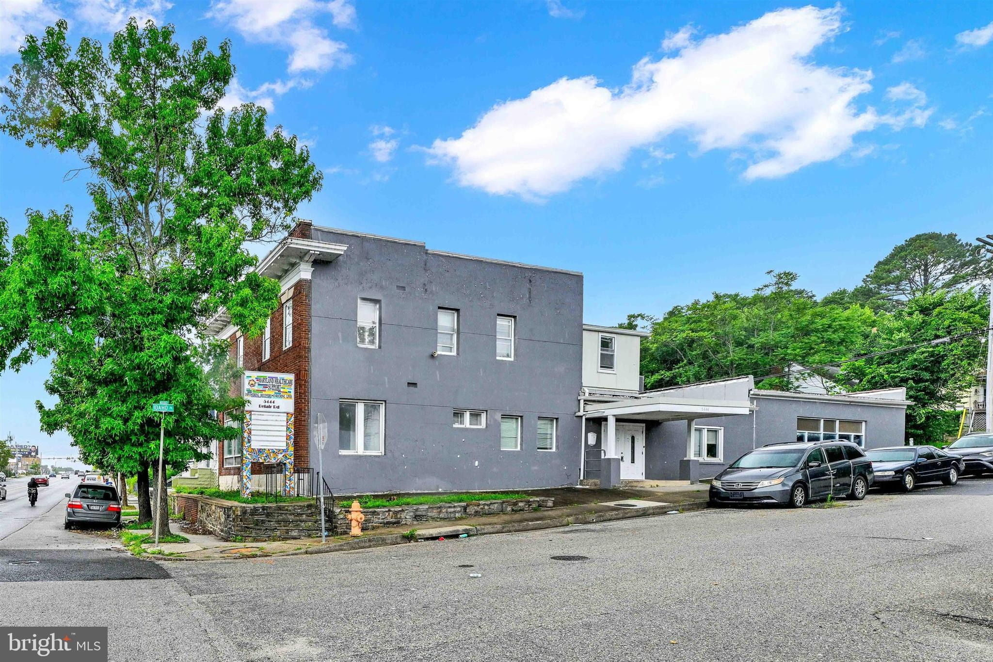 Located on high-traffic Belair Road. Zoned C-1. This standalone building offers: 13 offices, a reception area, large hall, 5 bathrooms, 2 kitchenettes, and a private parking lot.
Ideal for office or professional use. Excellent visibility and convenient access.