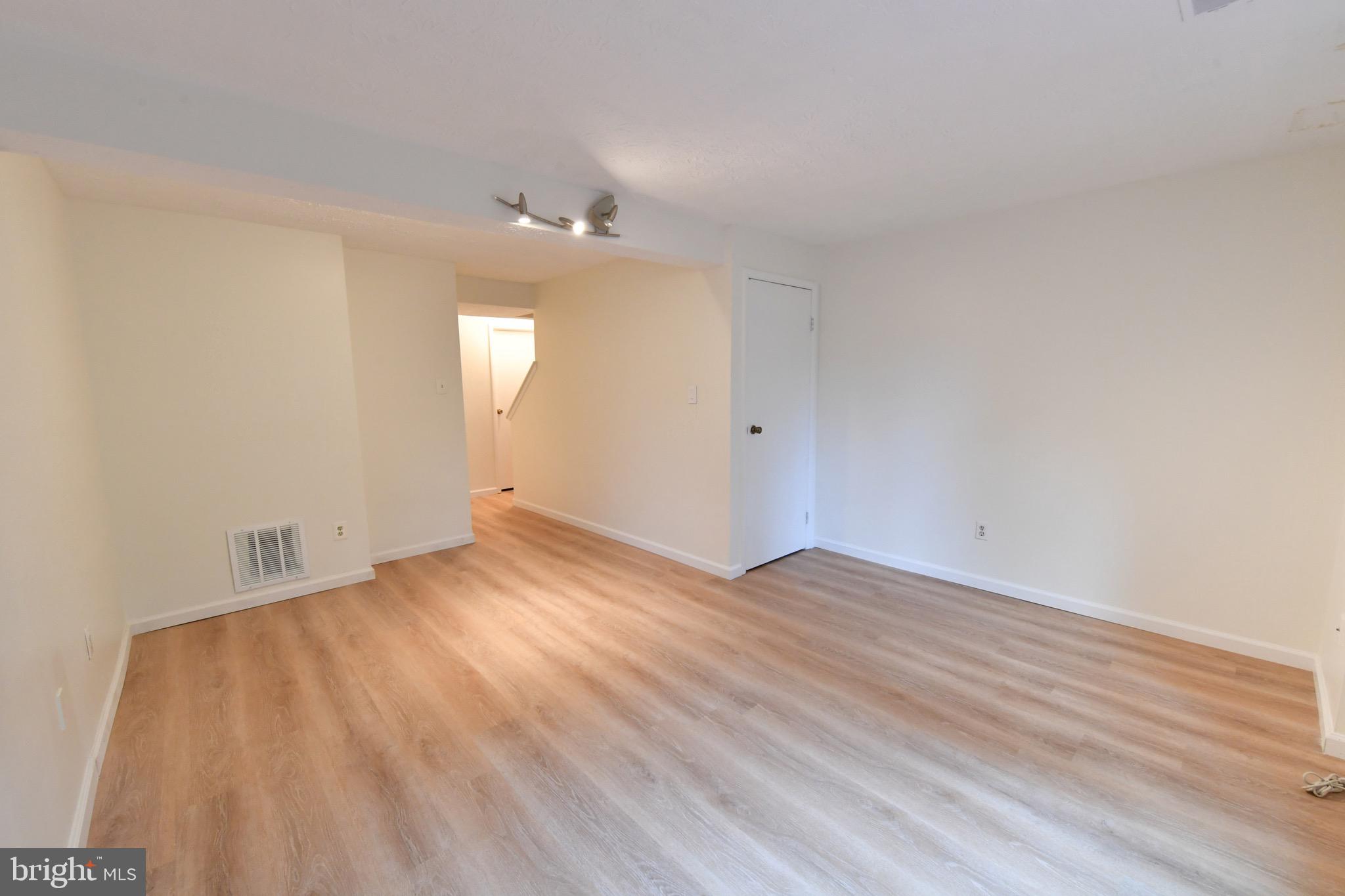 RESTON - Residential Lease