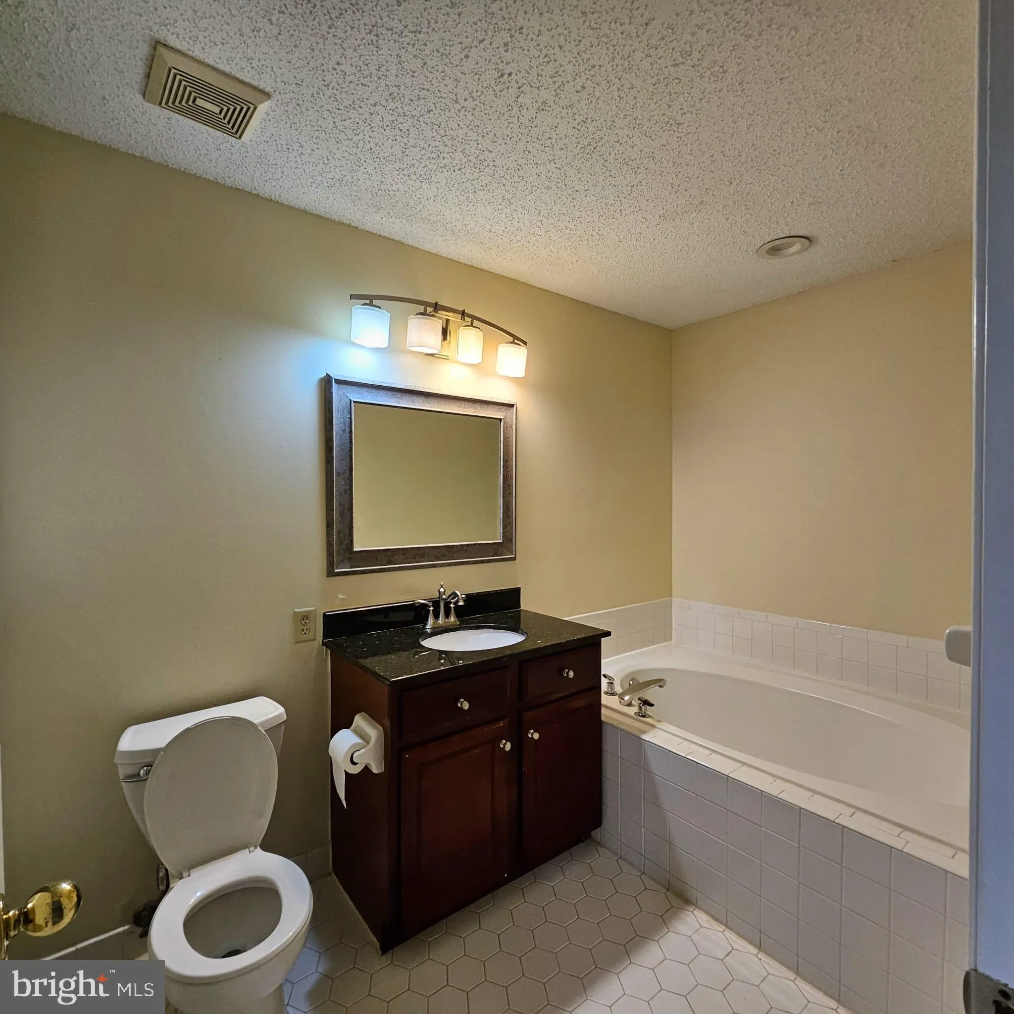 Princeton, New Jersey 08540, United States, 2 Bedrooms Bedrooms, ,2 BathroomsBathrooms,Residential,Contingent,117203