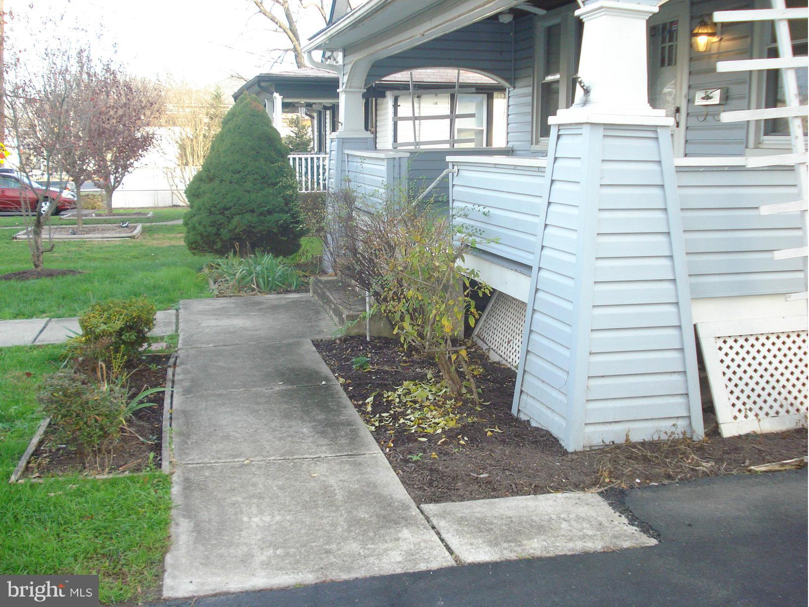 CROMWELL MANOR - Residential