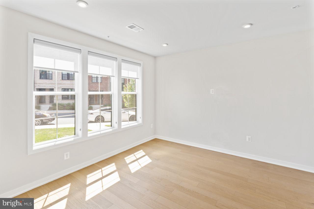 METRO WALK AT MOOREFIELD STATION - Residential Lease