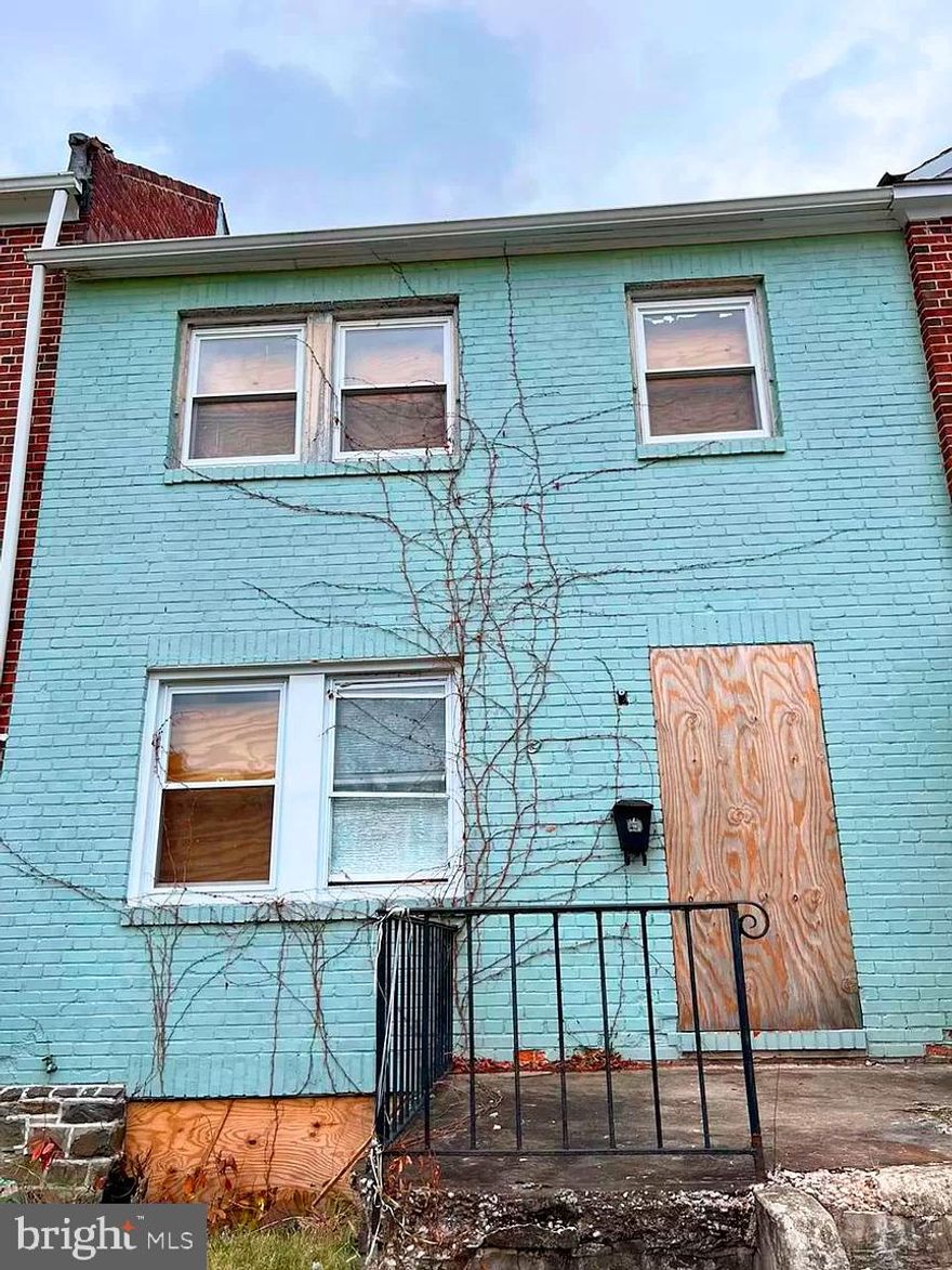 Welcome to a property that whispers promises of potential and endless possibilities. While a few minor repairs may be on the to-do list, this home is a canvas waiting for the strokes of your imagination to bring it to life.
As you step through the front door, envision the transformation – from the quaint living room to the spacious bedrooms. The charm of this residence is undeniable,  once restored, will infuse character into every corner.
This property isn't just a house; it's an opportunity. With a touch of creativity and a modest investment, you can turn this space into your dream home or a lucrative rental property. Imagine the satisfaction of seeing your vision come to life, turning this hidden gem into a comfortable and inviting haven.
Don't let a few minor repairs deter you – instead, see them as a chance to add value and personality to your new home. This property is a prospect waiting for someone with a keen eye to unlock its full potential. Seize the opportunity and make this house your own, tailored to your unique style and preferences.
Some comps after renovation are: 122 S Culver St (249,900 -0.3mi), 1 N Kossith St ($235,000-0.2mi), 228 N Culver St ($235,000-0.3mi), 50 Benkert Ave ($230,000-0.3mi), 203 N Culver St ($217,000-0.3mi).