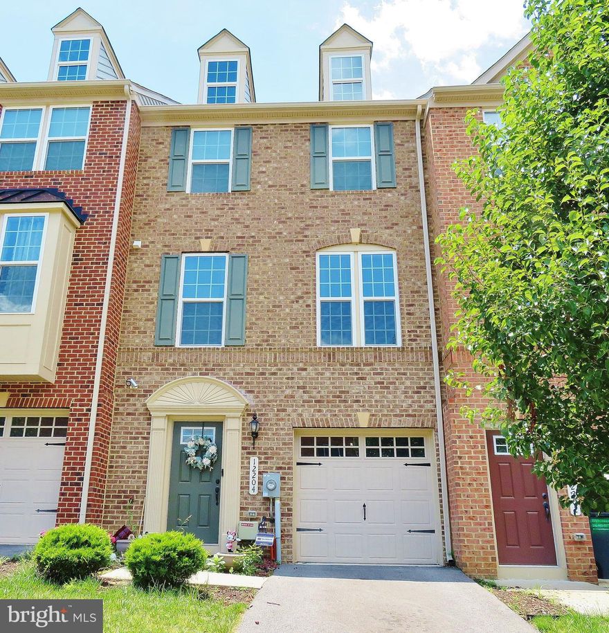 APPROVED PRICE!  BUYER FINANCING FELL THROUGH - CONVENTIONAL FINANCING ONLY.   BEAUTIFULLY DESIGNED, BRICK FRONT TOWNHOME IN DESIRED ADAMS CROSSING.  FEATURES INCLUDE:  OPEN FLOOR PLAN, 3 BEDROOMS, 2  FULL AND 1 HALF BATHS, GLEAMING HARDWOOD FLOORS,  SPACIOUS KITCHEN,  GRANITE COUNTERS,  LARGE ISLAND AND STAINLESS STEEL APPLIANCES, CHARMING FAMILY ROOM AND DECK.  MASTER SUITE WITH TRAY CEILING, WALK IN CLOSET, MASTER BATH WITH SOAKING TUB, SEPARATE SHOWER AND DOUBLE SINKS.  UPPER LEVEL LAUNDRY,  LARGE REC ROOM THAT LEADS TO BACKYARD.   DON'T MISS THIS ONE!
