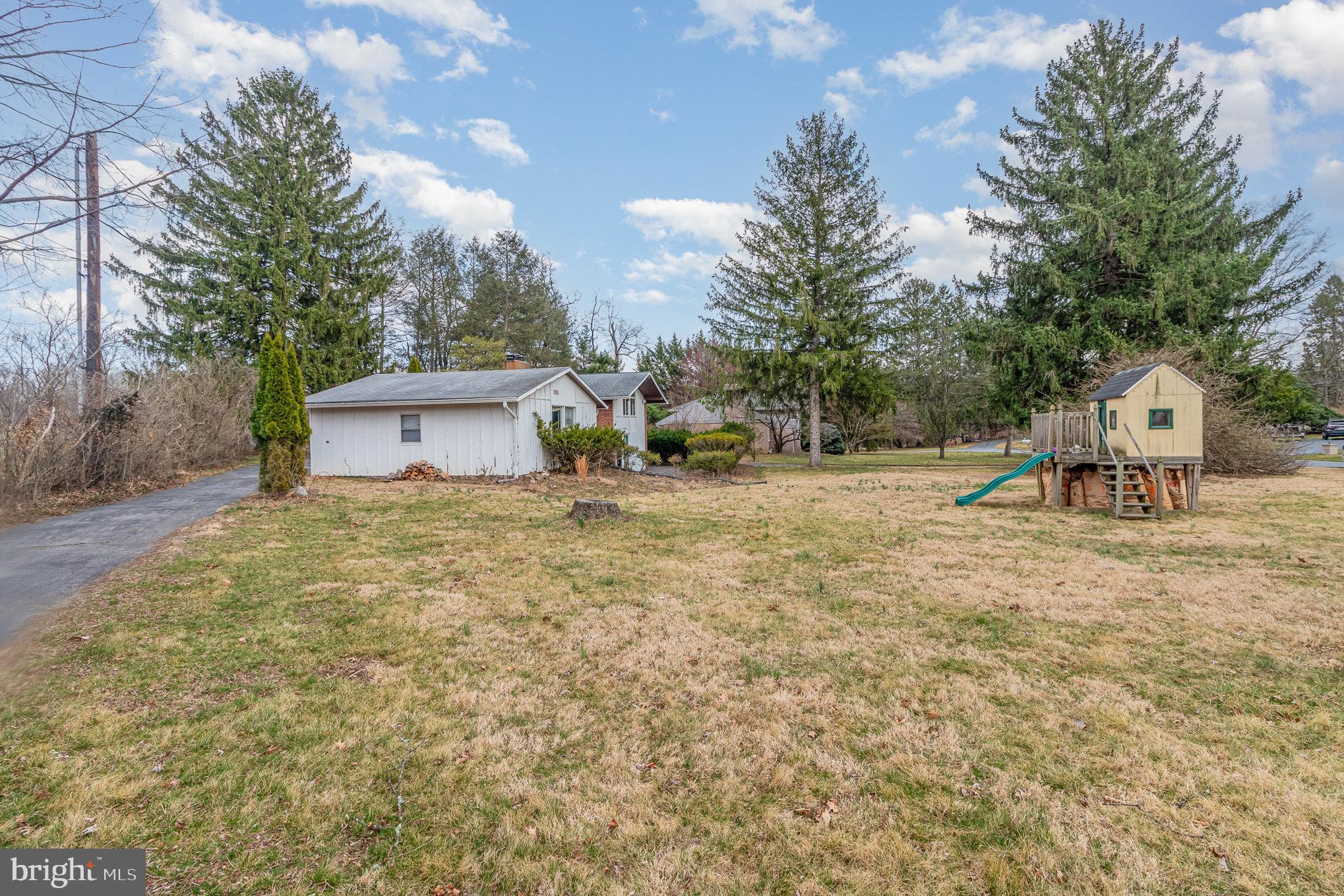 COLONIAL CREST - Residential