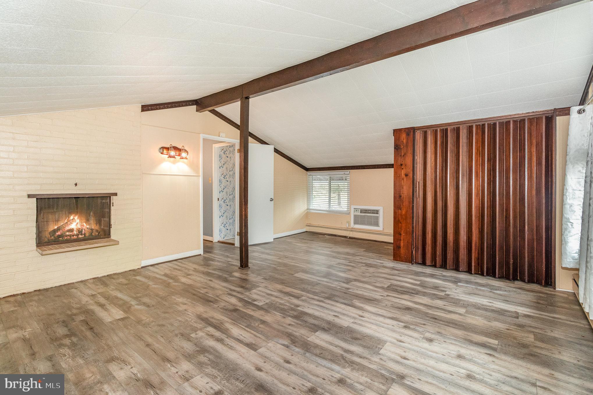 COLONIAL CREST - Residential