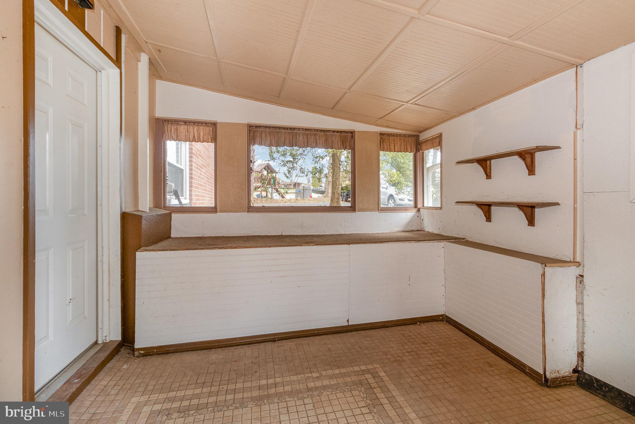 COLONIAL CREST - Residential