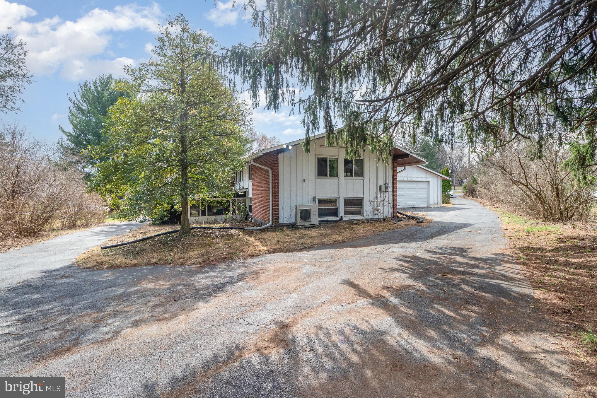 COLONIAL CREST - Residential