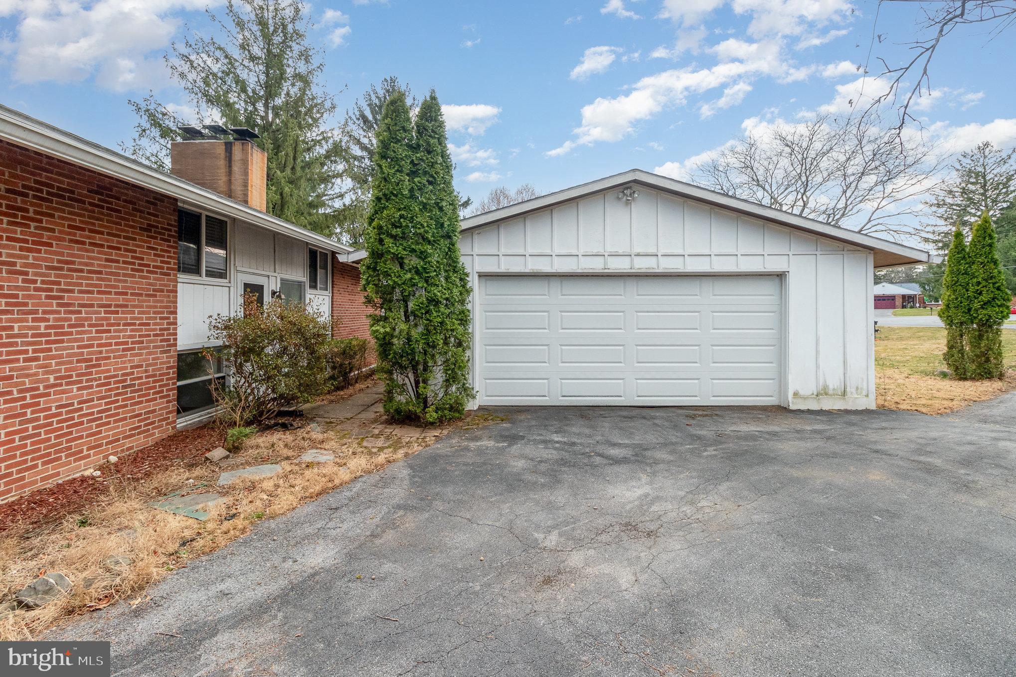 COLONIAL CREST - Residential