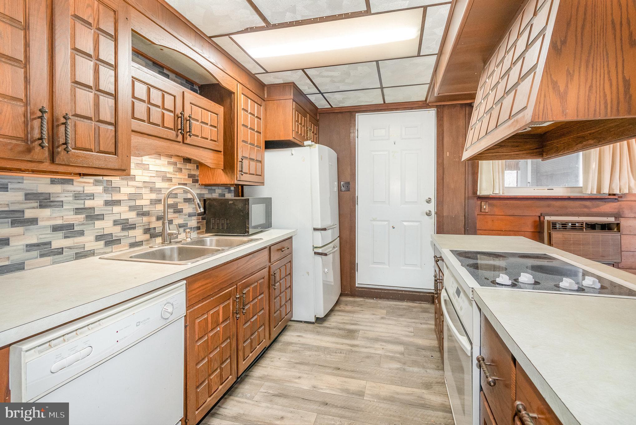 COLONIAL CREST - Residential