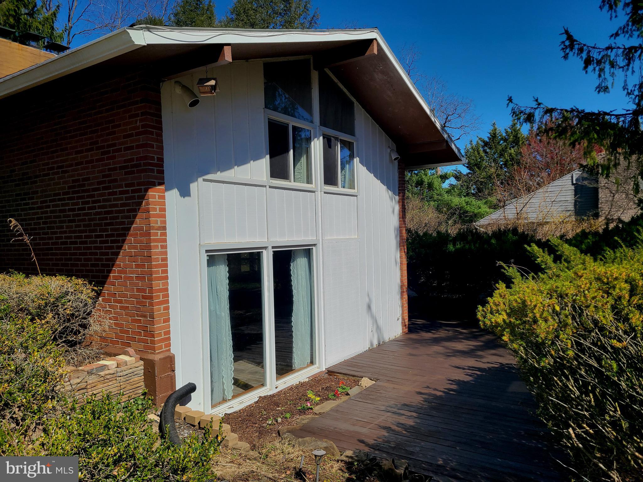 COLONIAL CREST - Residential