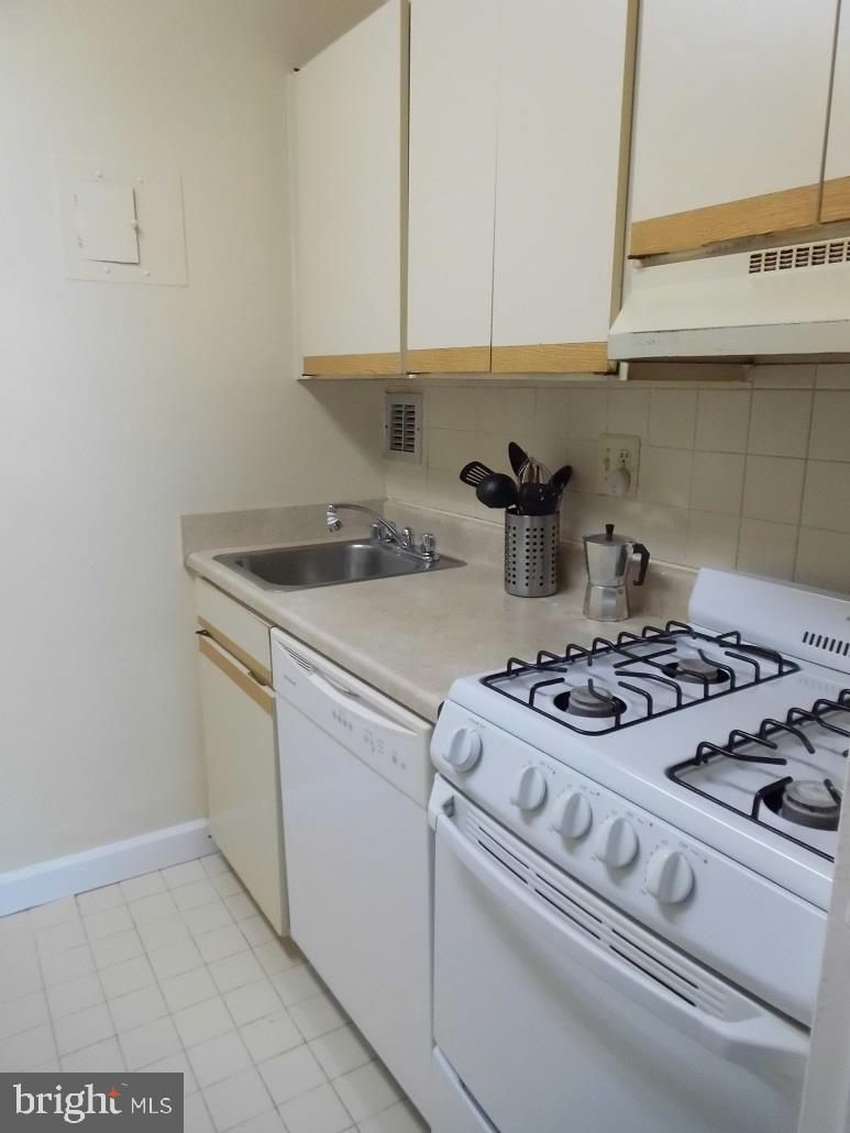 RIVER PLACE SOUTH - Residential Lease