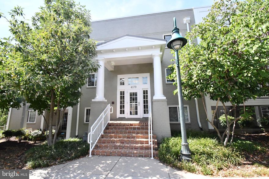 2-bedroom 2 bath in the heart of Arlington and Shirlington.  Hardwood floors, granite and stainless-steel kitchen, upgraded baths, fantastic sunroom/ sitting room.  Great built-ins in primary walk-in closet for all your shoes and clothes!  Washer/dryer in unit.  Easy Commute to Ballston, Pentagon, Rosslyn, and Shirlington.  Lots of open parking.  Swimming pools, fitness center, picnic area- near WO&D bike trail and Four Mile Run.