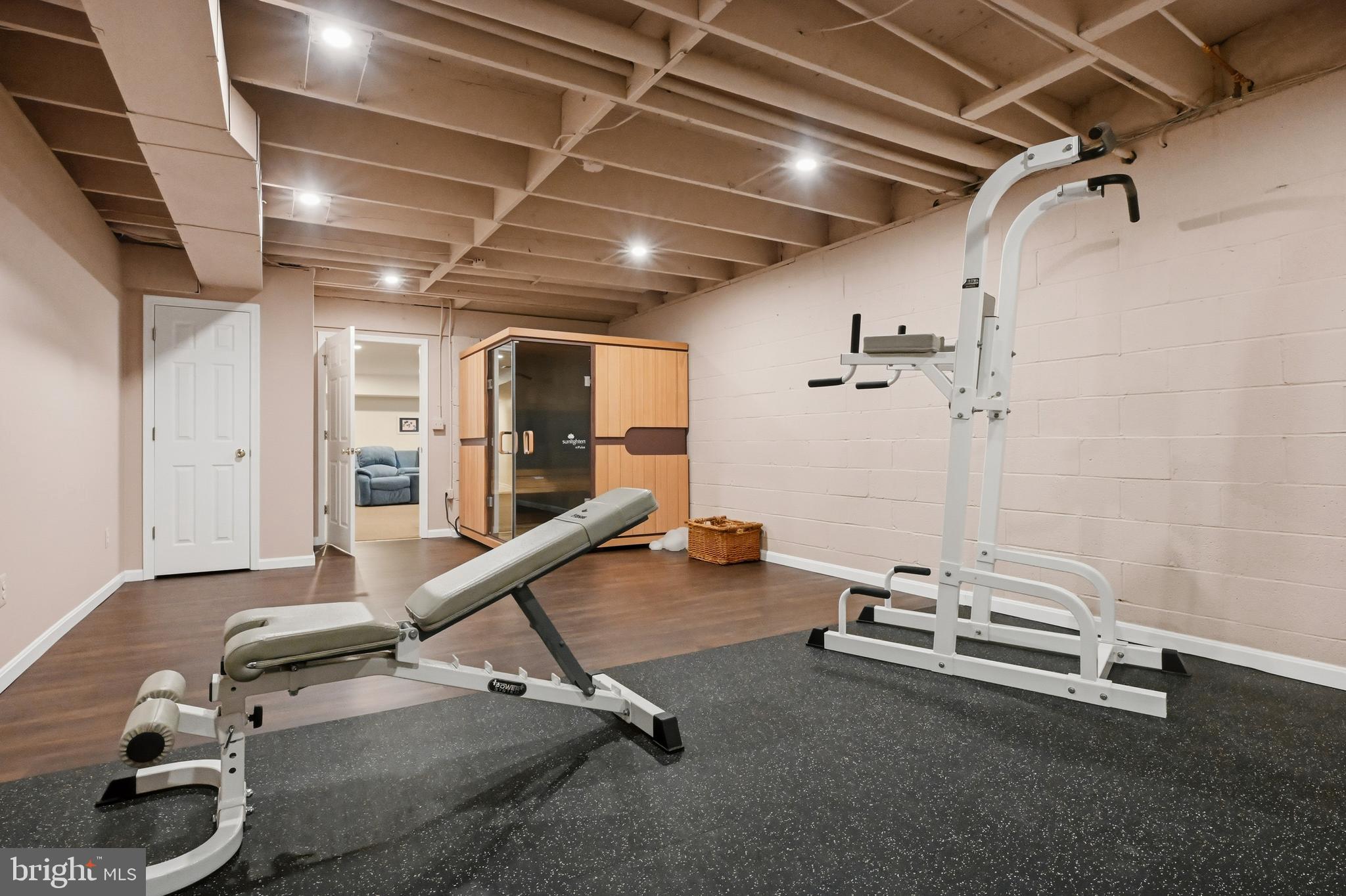 ROYALE GLEN - Residential