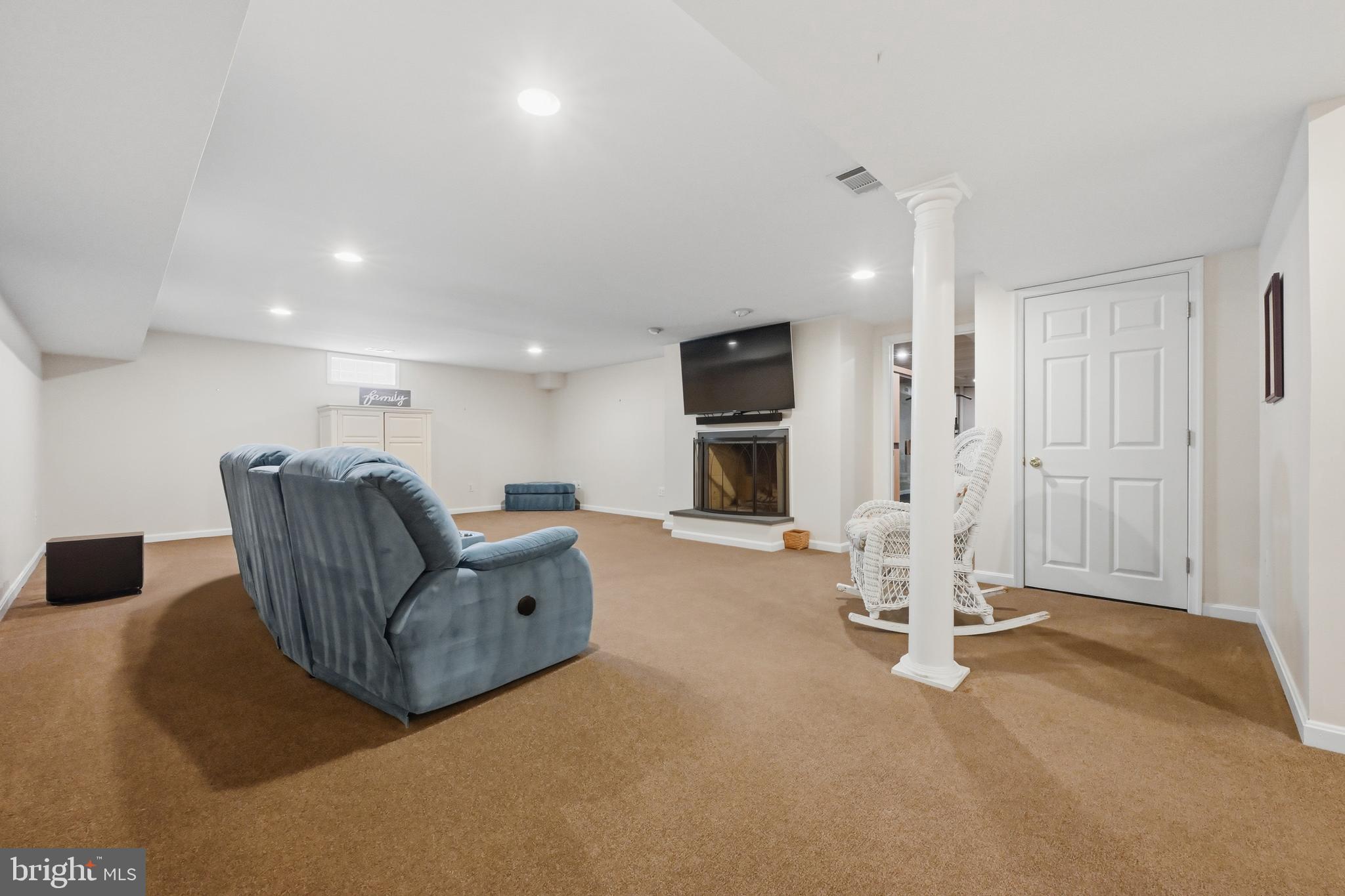 ROYALE GLEN - Residential