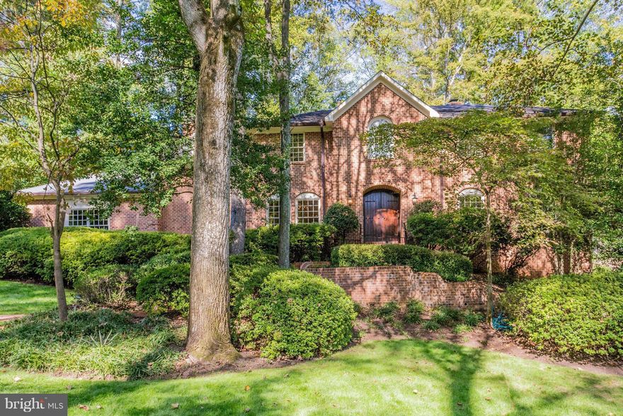 Beautifully refreshed & updated Williamsburg Colonial w/ gorgeous pool surrounded by custom designed gardens & patios in the sought after neighborhood nestled at the end of a cul-de-sac. Welcoming Foyer, spacious formal LR & DR. Timeless paneled Library w/ Built-ins & FP. Updated Kitchen w/ Breakfast Rm & FP. 2-story Fam Rm w/ floor to ceiling windows. MBR w/ Sitting Rm, huge Bath&Walk-in Closet.