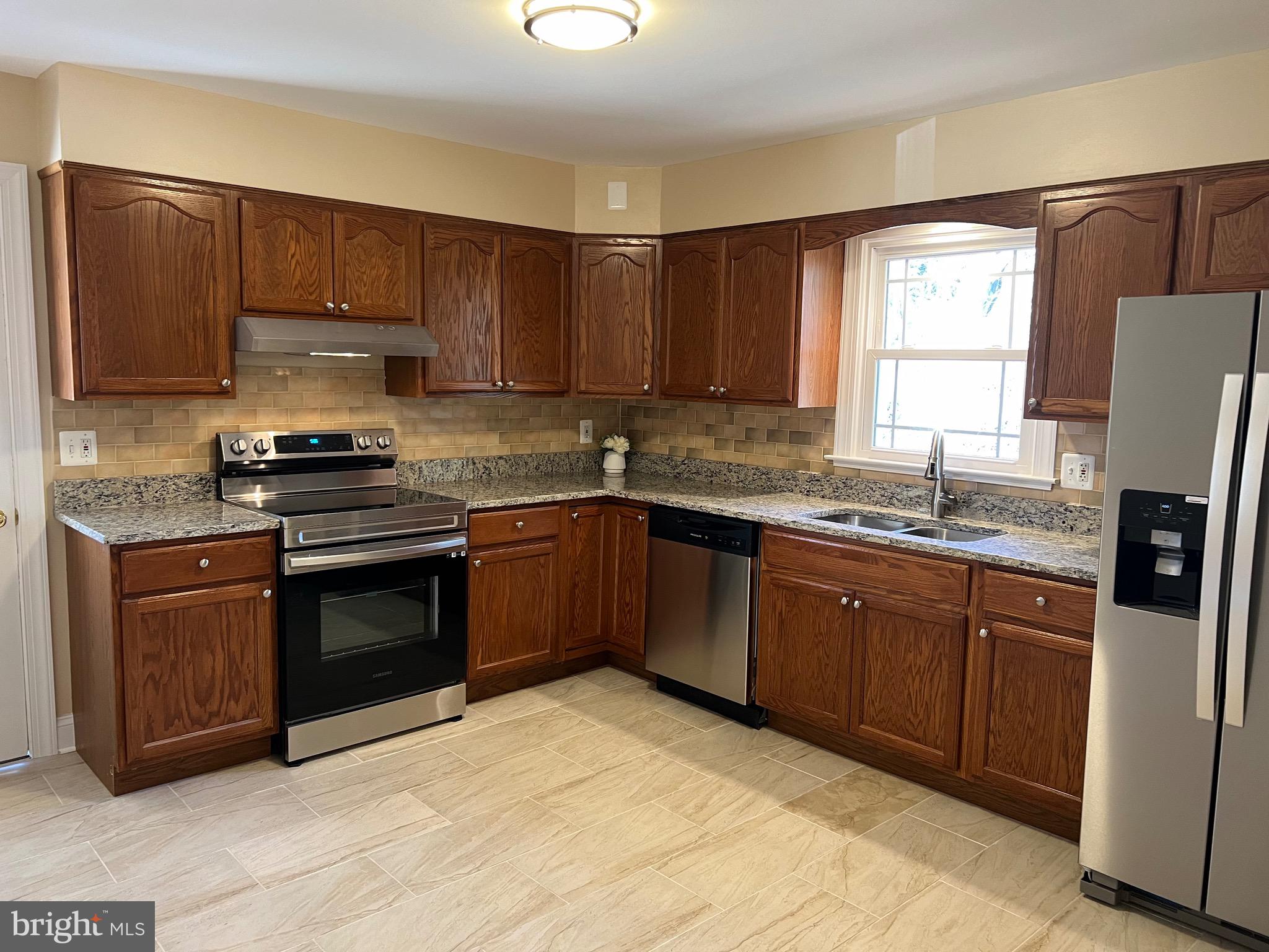 ROUND ACRES - Residential