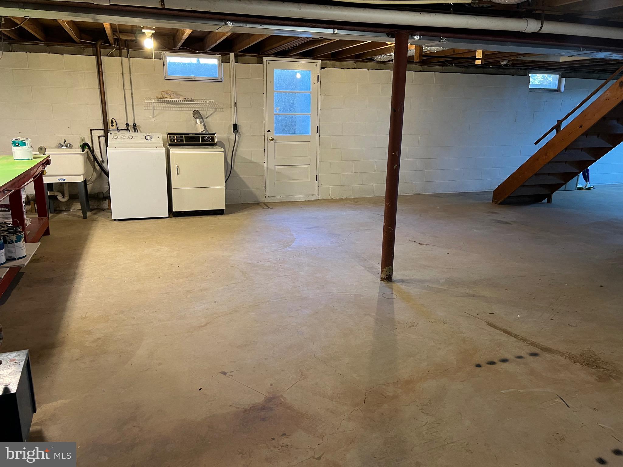 ROUND ACRES - Residential