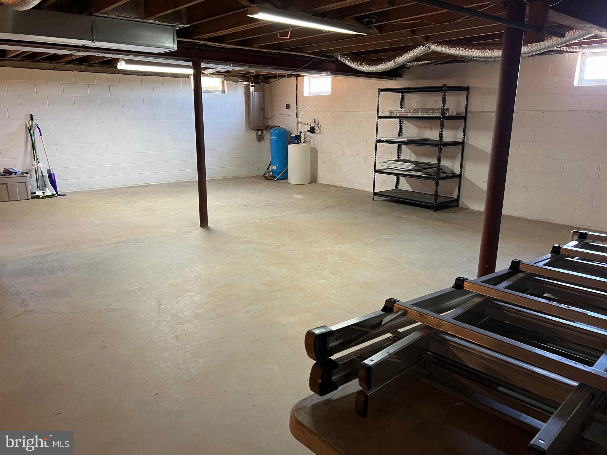 ROUND ACRES - Residential