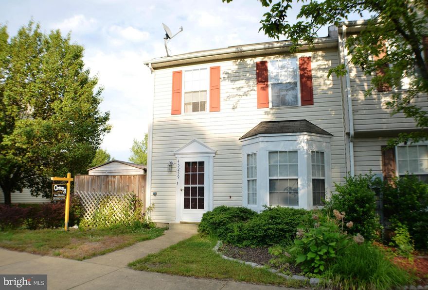 Perfect starter home in EXCELLENT CONDITION!  This great end-unit townhouse is located just minutes from shopping and NAS Patuxent River. This 3 bedroom 2 1/2 bath townhouse has a covered back deck and fenced yard. Additional features include an eat-in kitchen, large living room and master bedroom with full bath.