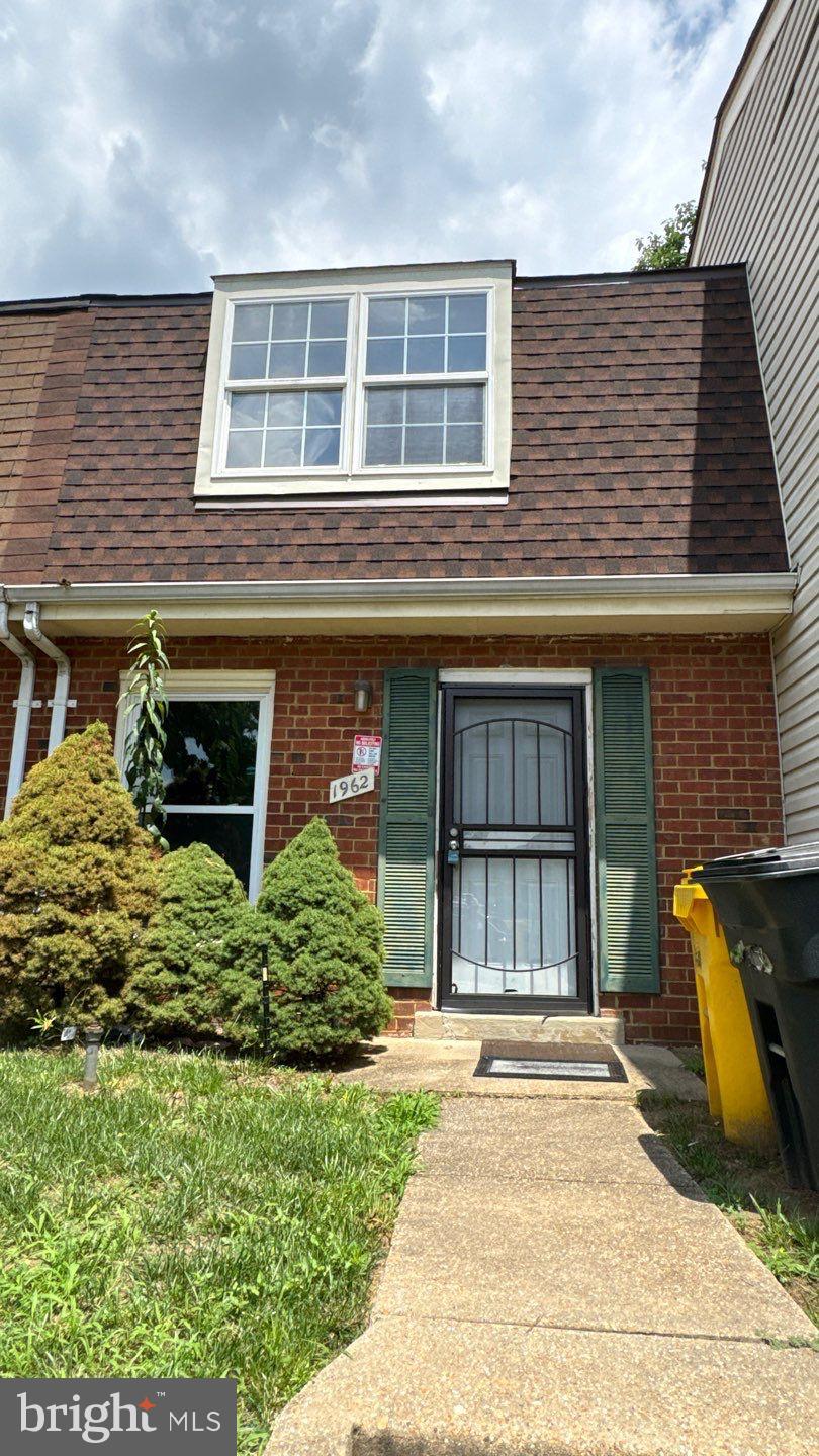 Freshly painted condo style townhome in Warfield community. Welcoming pets on a case by case basis. 3 bed 1 bath with, stainless steel appliances, oak cabinets, and great natural light. New HVAC! Fenced in back yard.