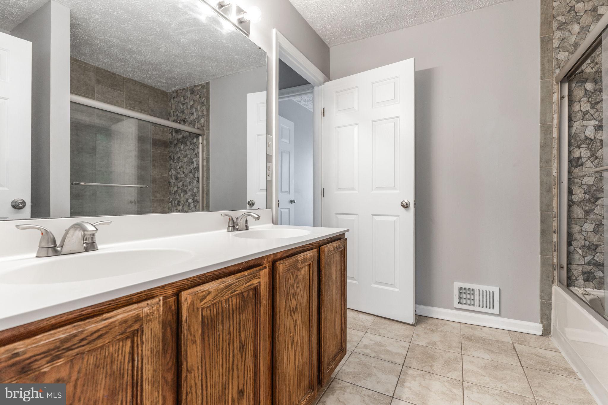 RUSSETT RESERVE - Residential Lease