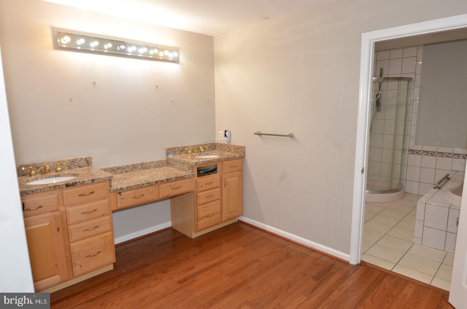 HIDDEN LAKE - Residential