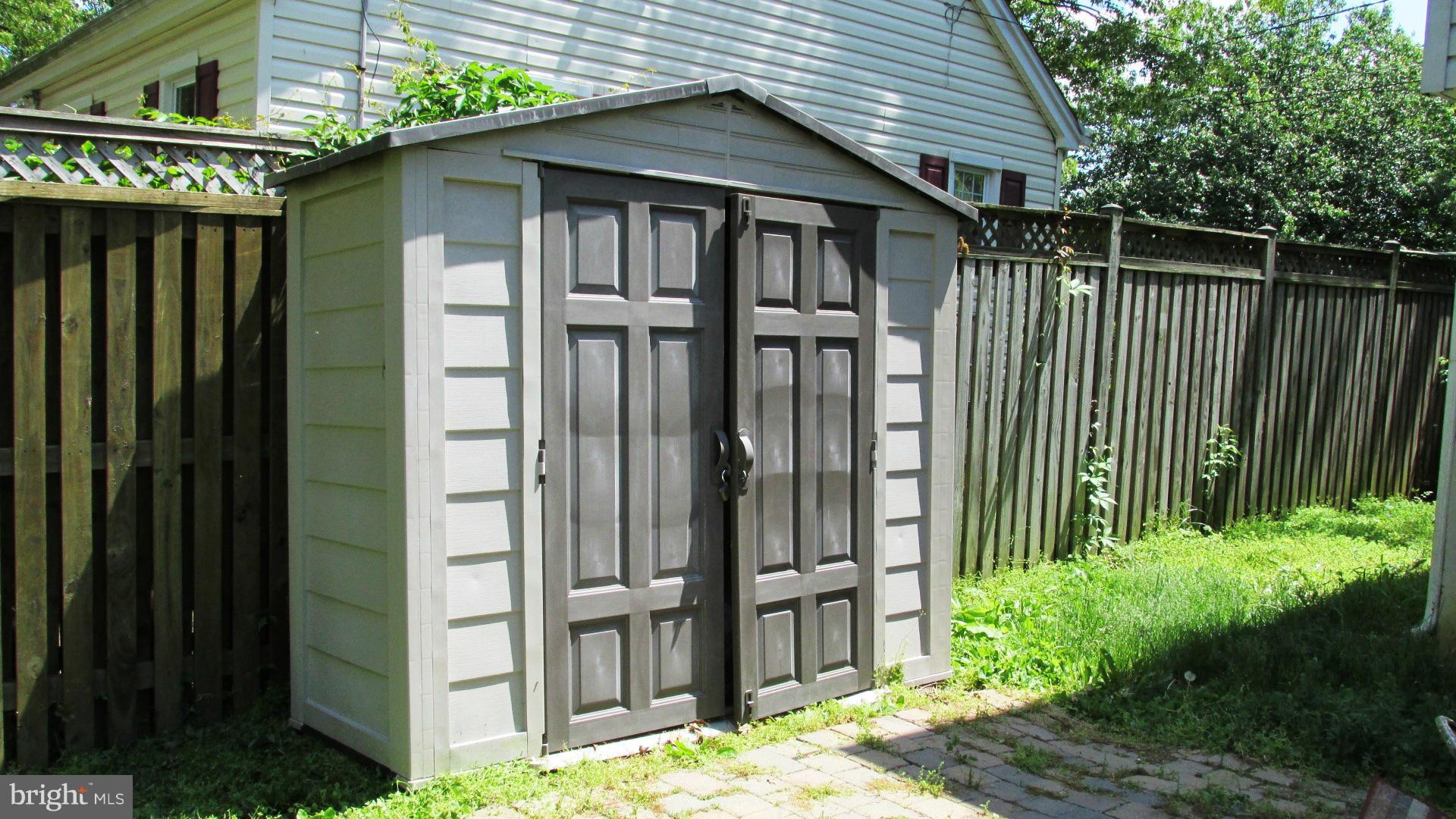 WOODLAND BEACH - Residential Lease