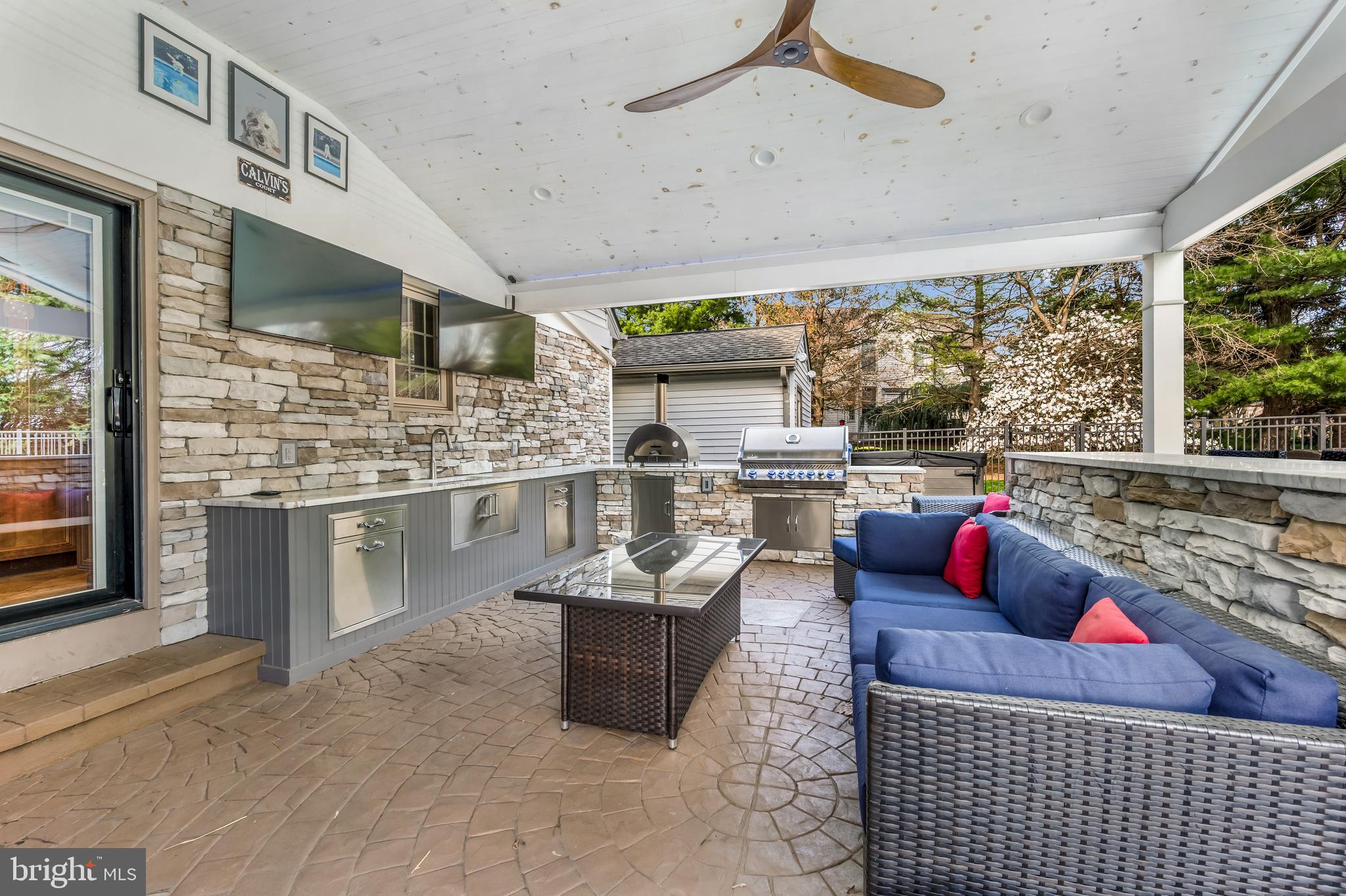 19 FOX HOLLOW DRIVE