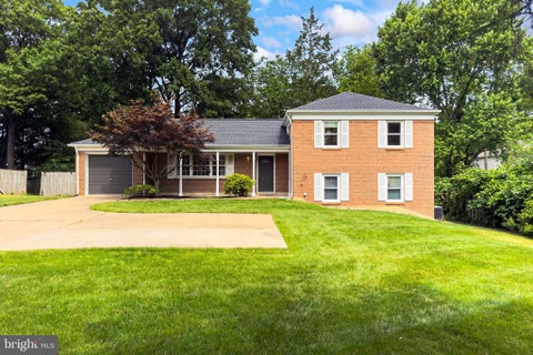 Photo of 754 Barbaralynn Place, HERNDON, VA 20170 (MLS # VAFX2285686)