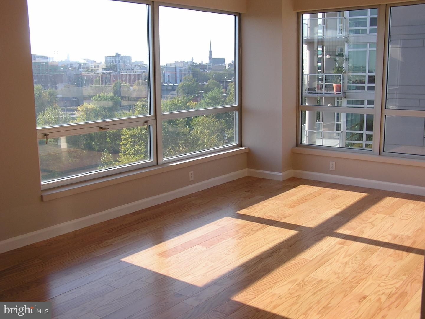 Beautiful One Bedroom and One & a Half Baths on 4th floor corner unit, spectacular views of the water and the city, hardwood floors throughout the property, Kitchen with granite counter tops and stainless steel appliances, one parking, freshly painted interior, and all amenities Waterfront Square offers included, security entrance, concierge valet parking, free shuttle transportation, close to Airport, shopping, restaurants, and theaters, Ready to move in and easy to show.