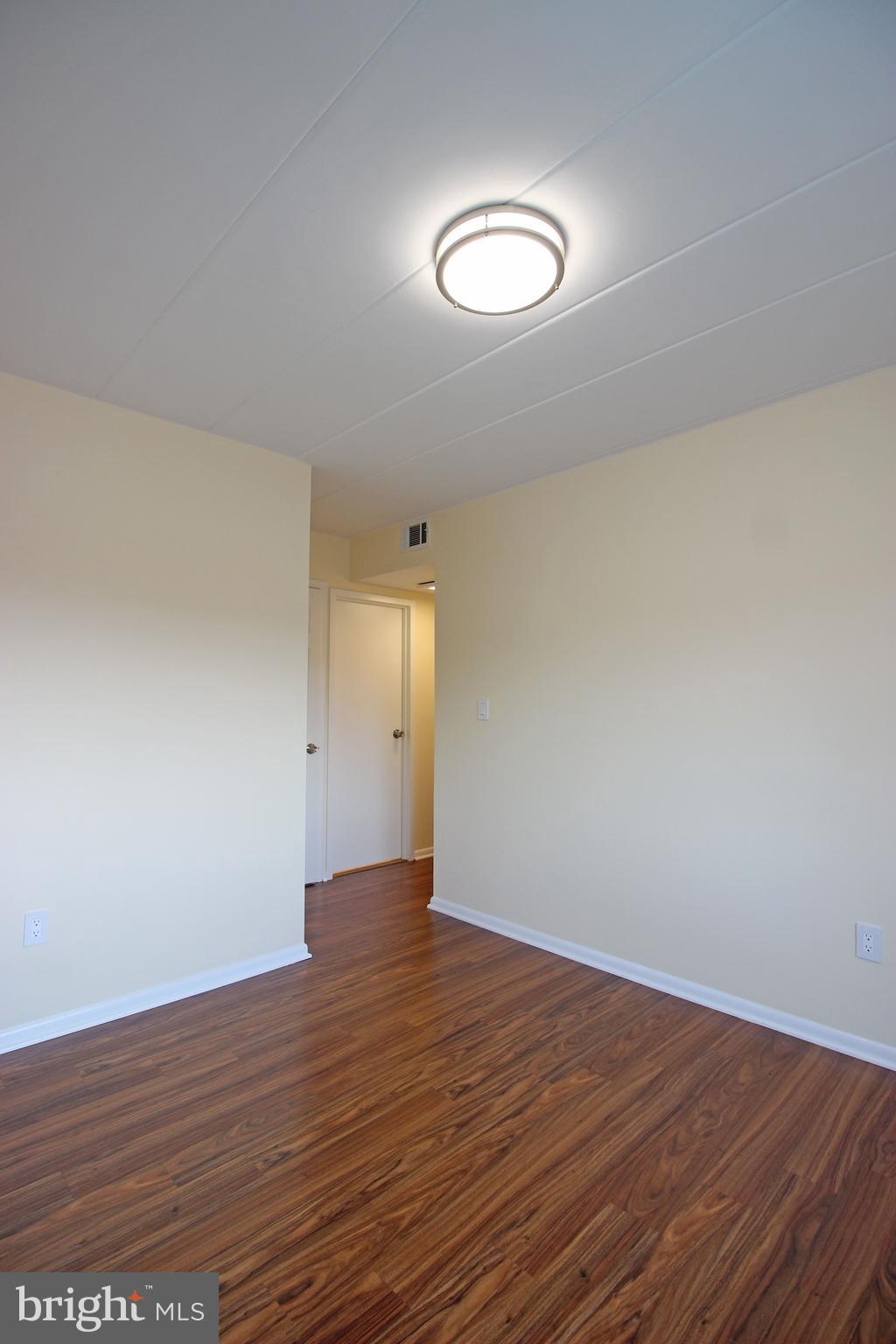 VIENNA VILLAGER CONDO - Residential Lease