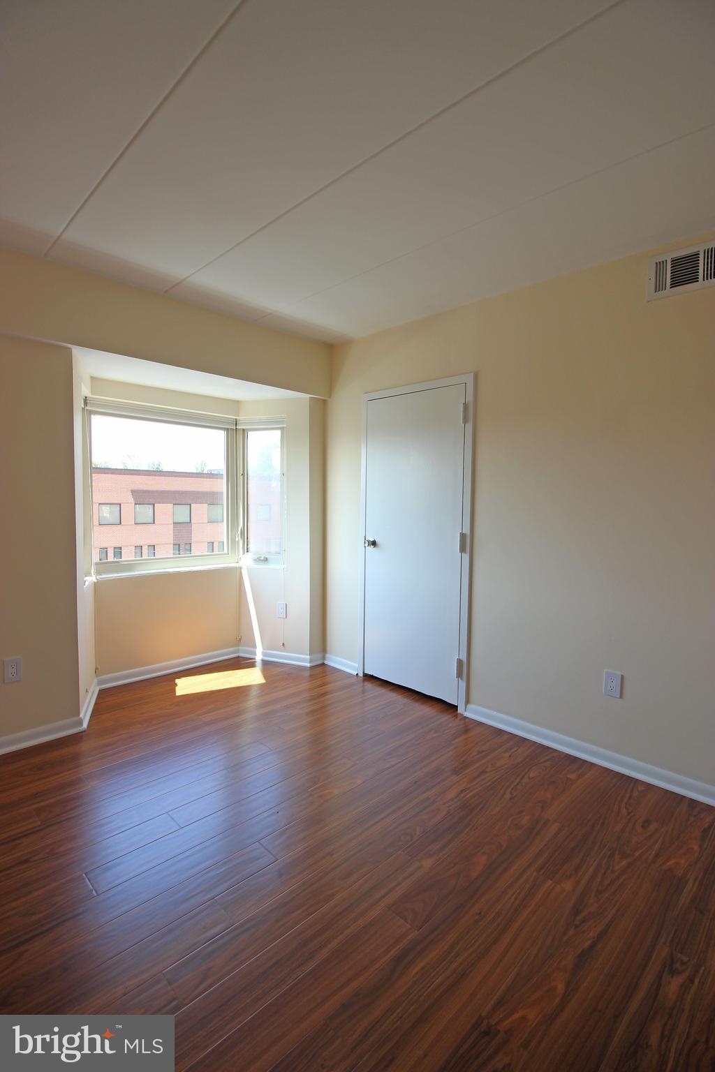 VIENNA VILLAGER CONDO - Residential Lease