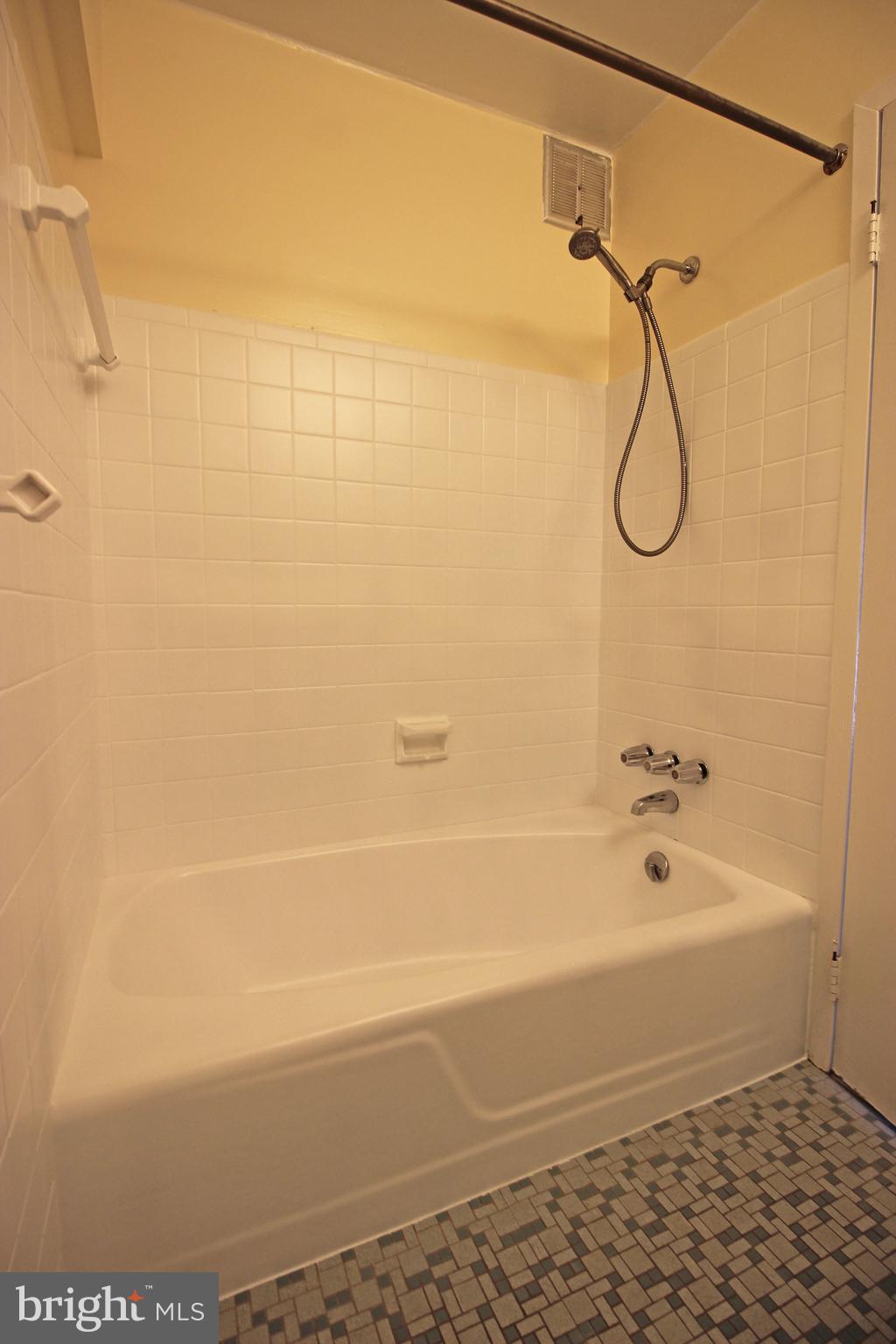 VIENNA VILLAGER CONDO - Residential Lease