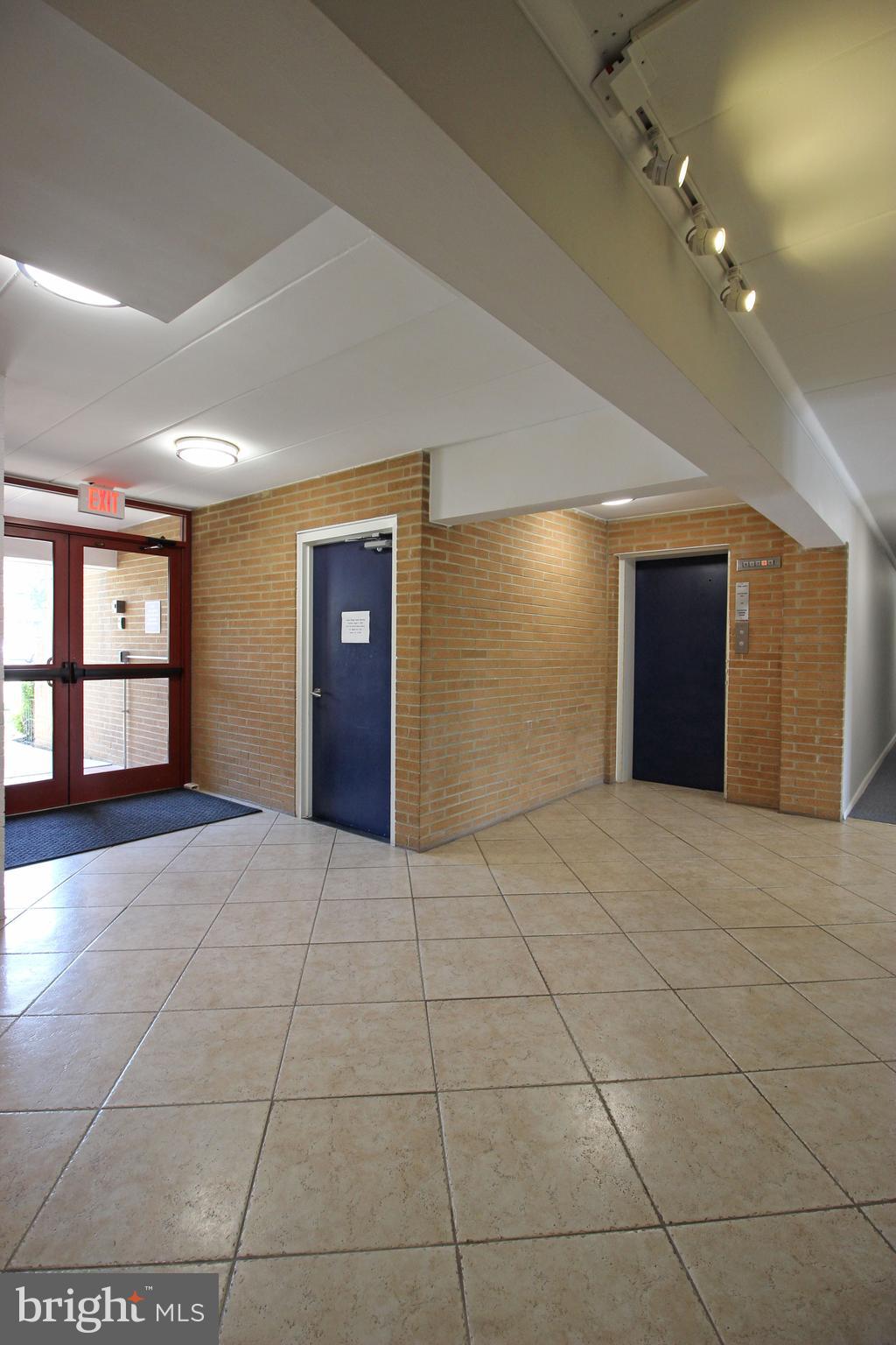 VIENNA VILLAGER CONDO - Residential Lease