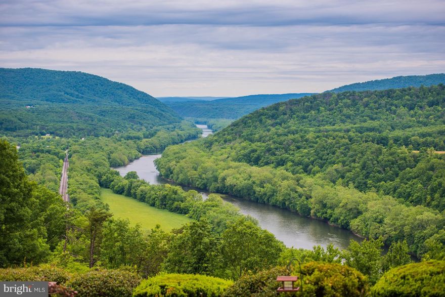 "I BOUGHT A VIEW AND, BY THE WAY, IT COMES WITH 2 HOMES"  One of kind Panoramic views of the Potomac River as it snakes though the valley to the West & curves North. Main home features 1218 s.f, 2BR, 3BA, Sunroom+glassed in breezeway, Pt. fin. bsmt, 1 car garage+Patio to enjoy the sweeping views & breathtaking sunsets.  24x24 Guest house with 1BR, 1BA, Deck, full bsmt w/ 2 car garage/work shop.