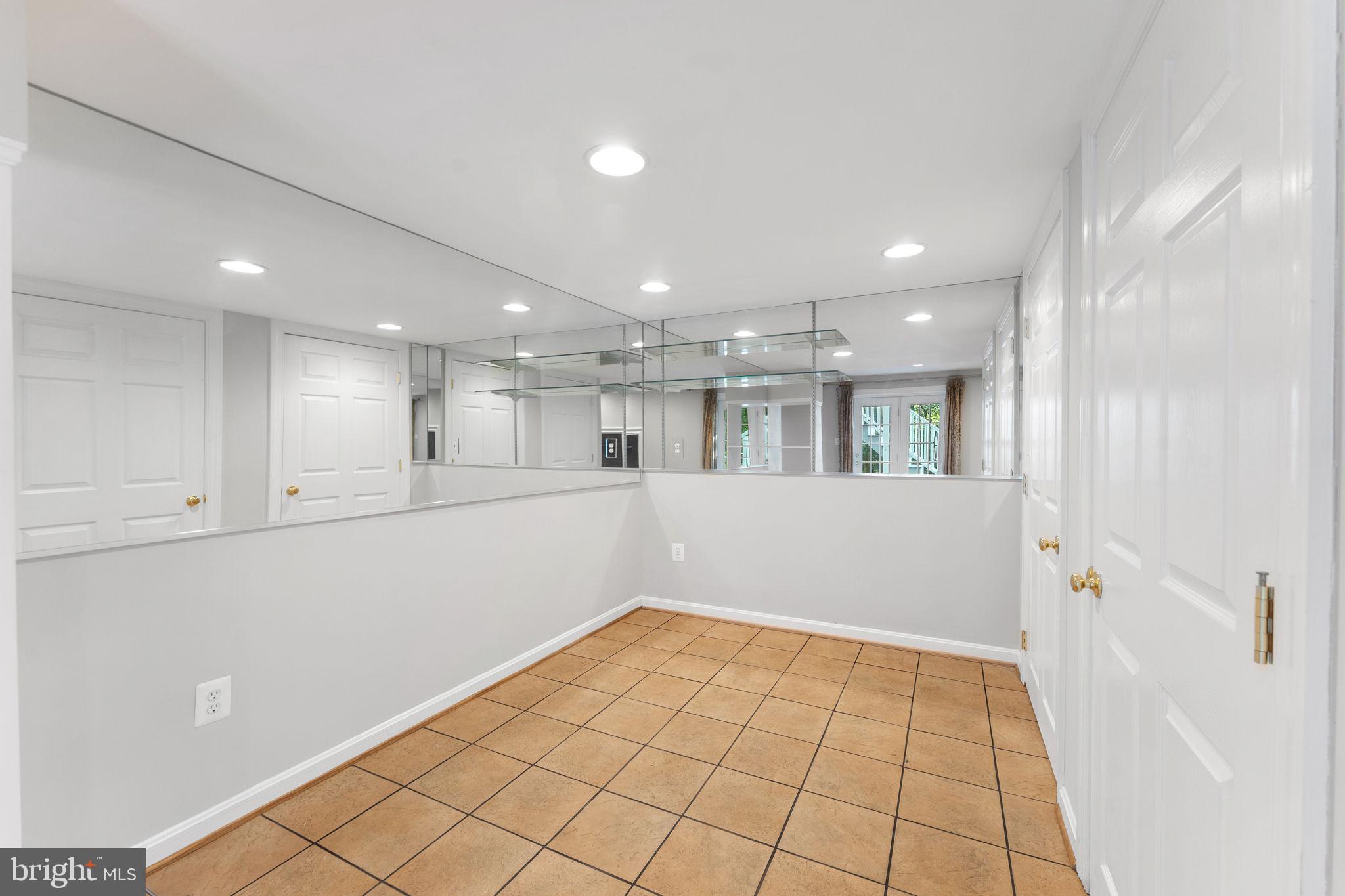 QUINCE ORCHARD KNOLLS - Residential