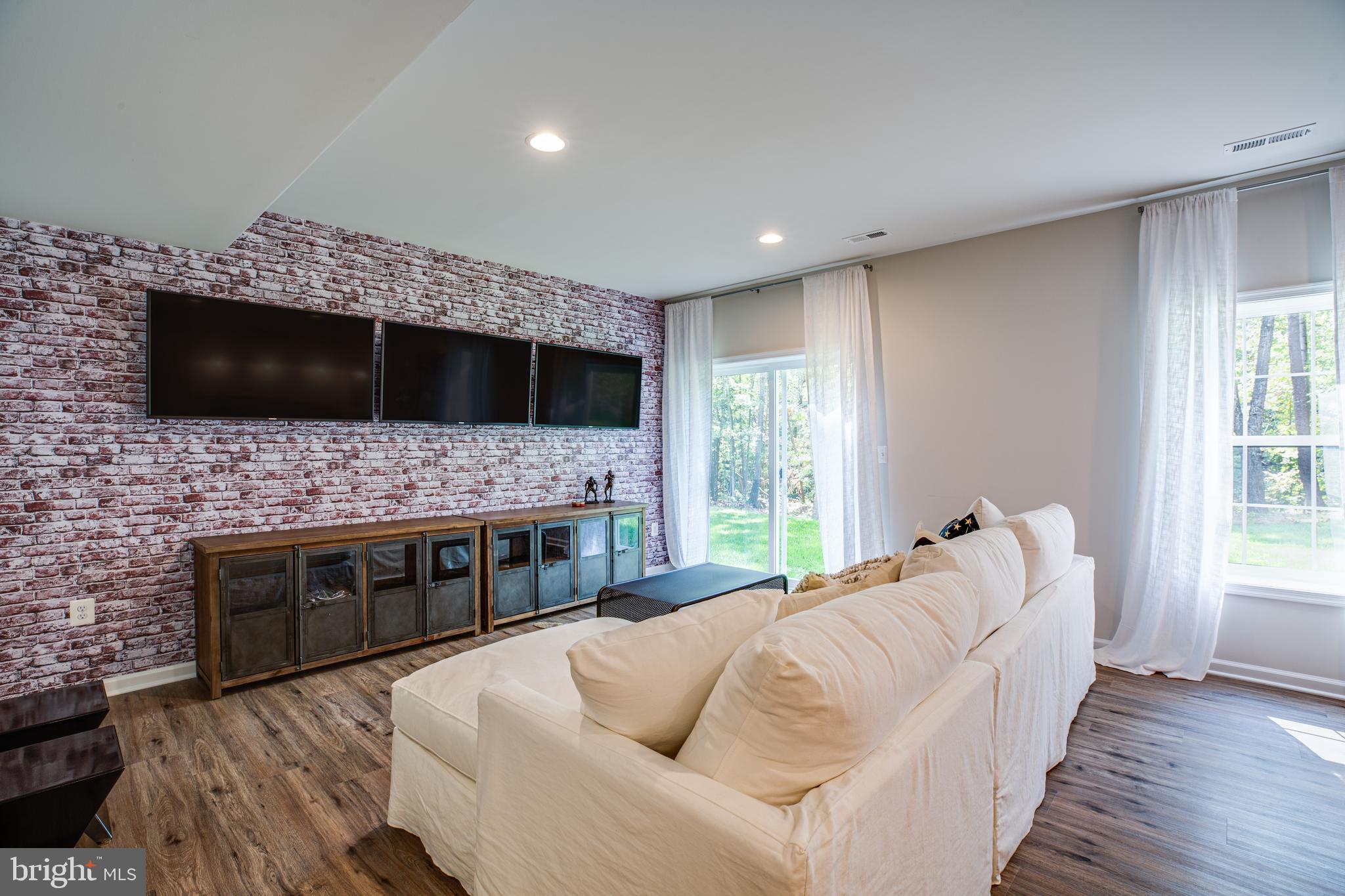 WHITEHALL - Residential